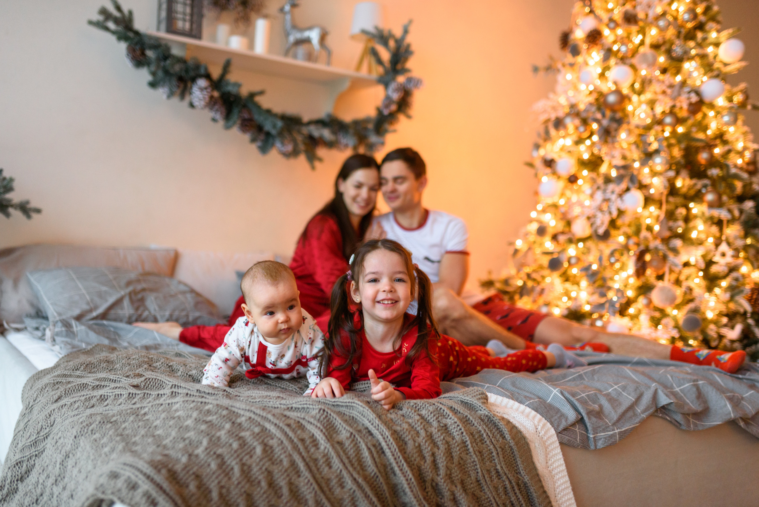 Новогодняя семейная фотосессия ф зале Атлант, фотостудия Мимика. Semerlina.ru