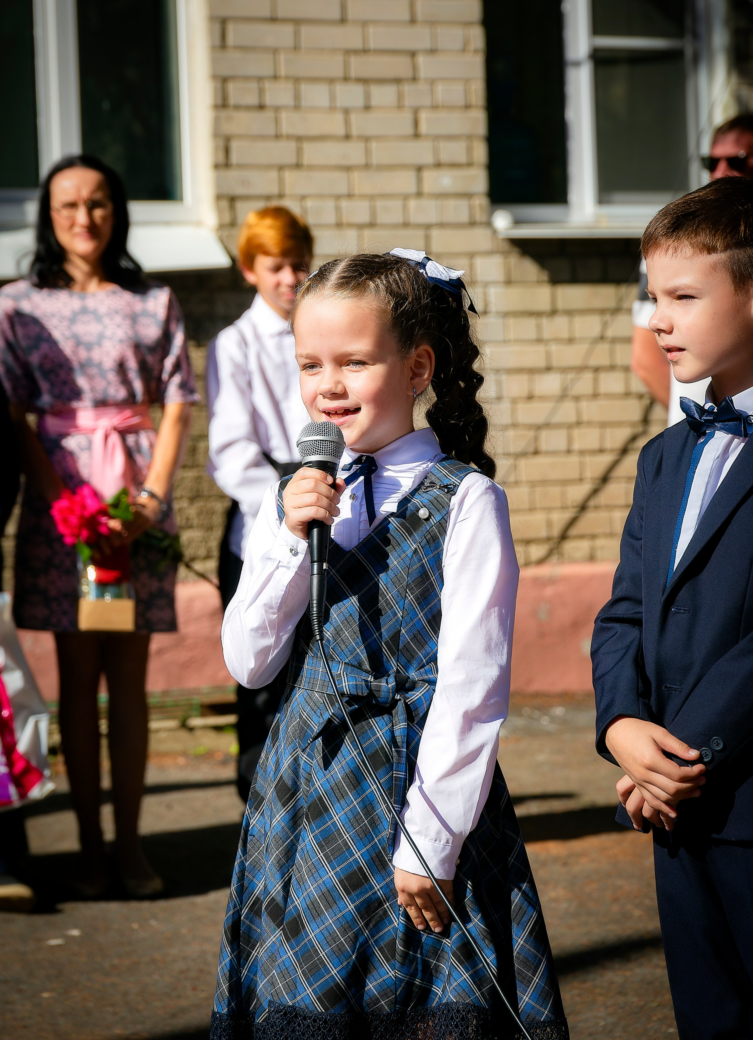 1 Сентября. Школа № 135. Лев Постнов.Фотограф. Нижний Новгород