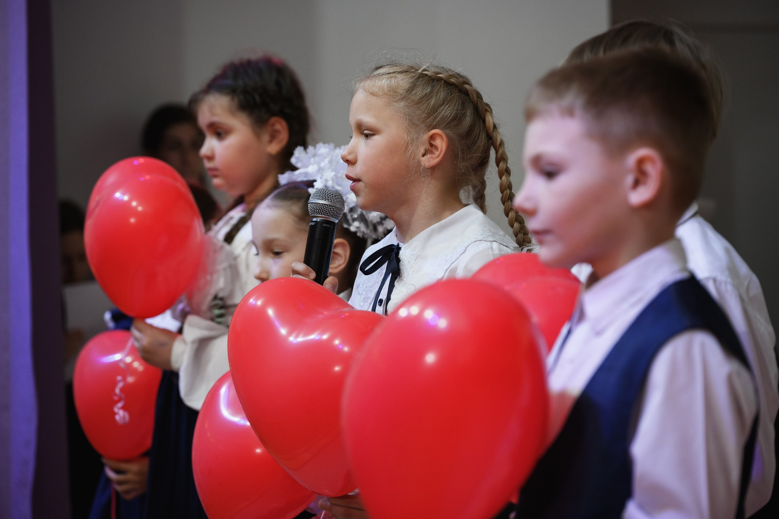 Фотосъемка последнего звонка в Петропавловске-Камчатском, Торжественная линейка выпускников в Петропавловске-Камчатском, Школьная фотосессия с учителями и одноклассниками в Петропавловске-Камчатском, Трогательные кадры прощания со школой в Петропавловске-Камчатском, Стоимость фотосъемки последнего звонка в Петропавловске-Камчатском.
