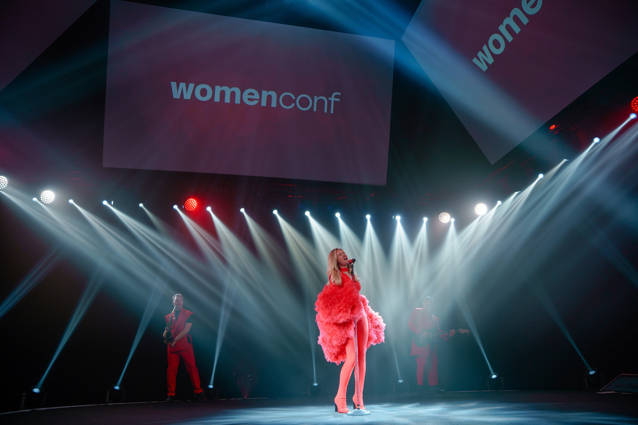 Выступление кавер группы на WomenConf