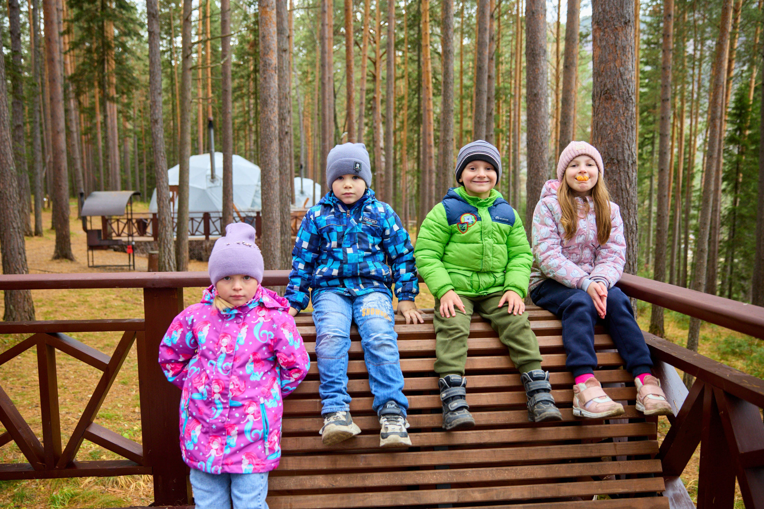 Весело на свежем воздухе детворе всех возрастов!