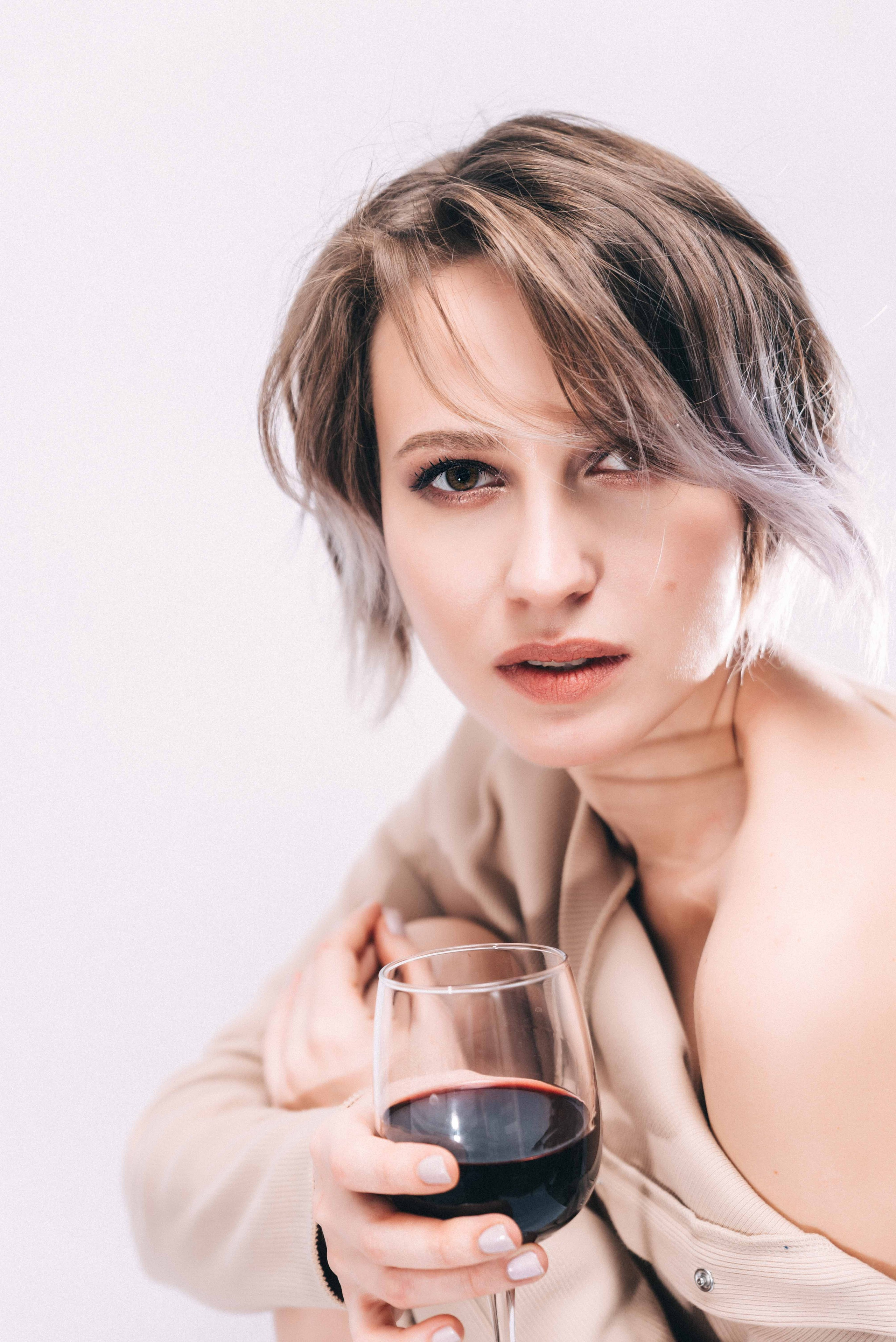 Саша и вино | портреты на белом фоне. Фотограф и видеограф в Москве и Абу Даби Мария Кулагина
