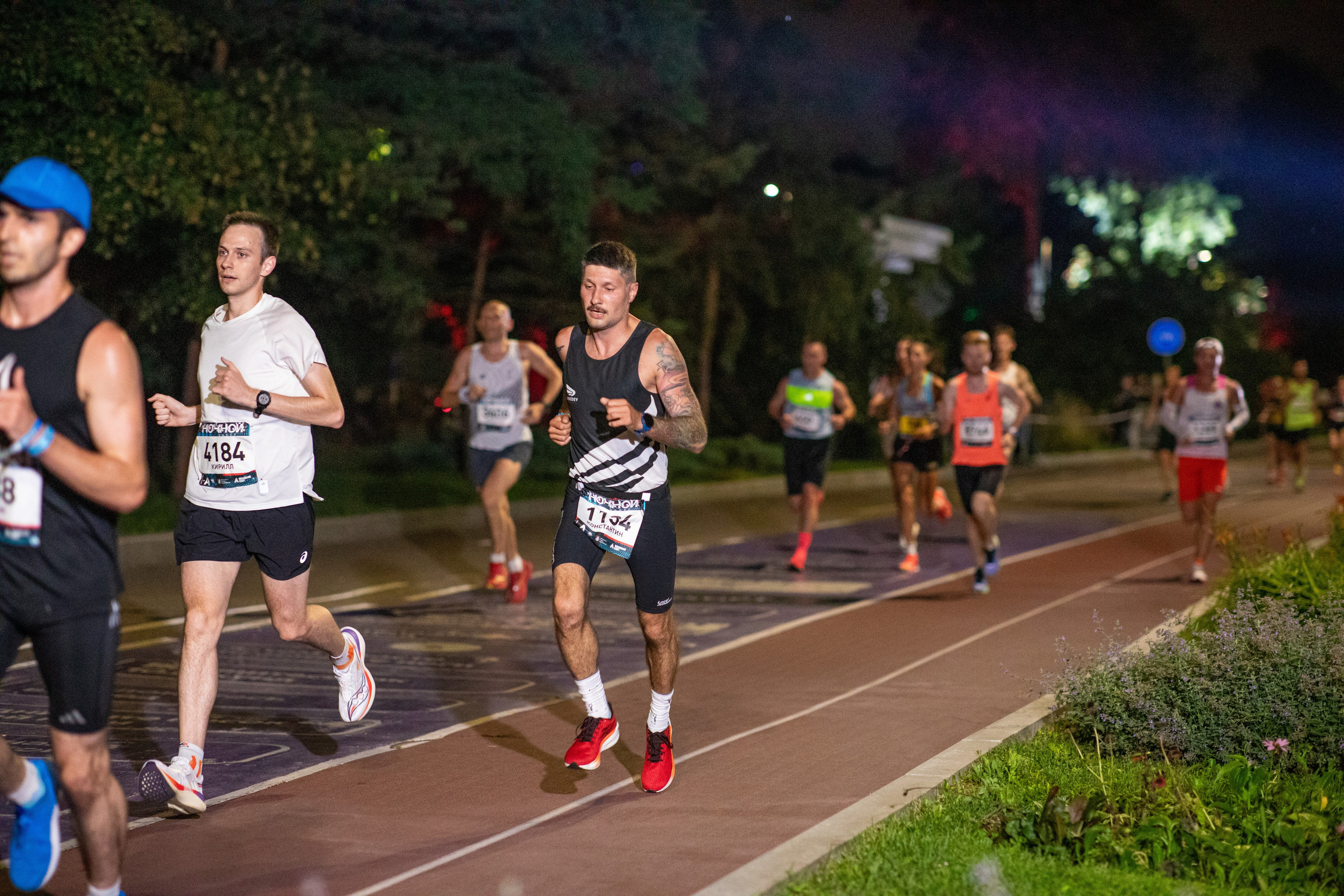 Ночной забег в ленте фотографий бегунов 03.08.24. Фотограф Сергей Ловкий