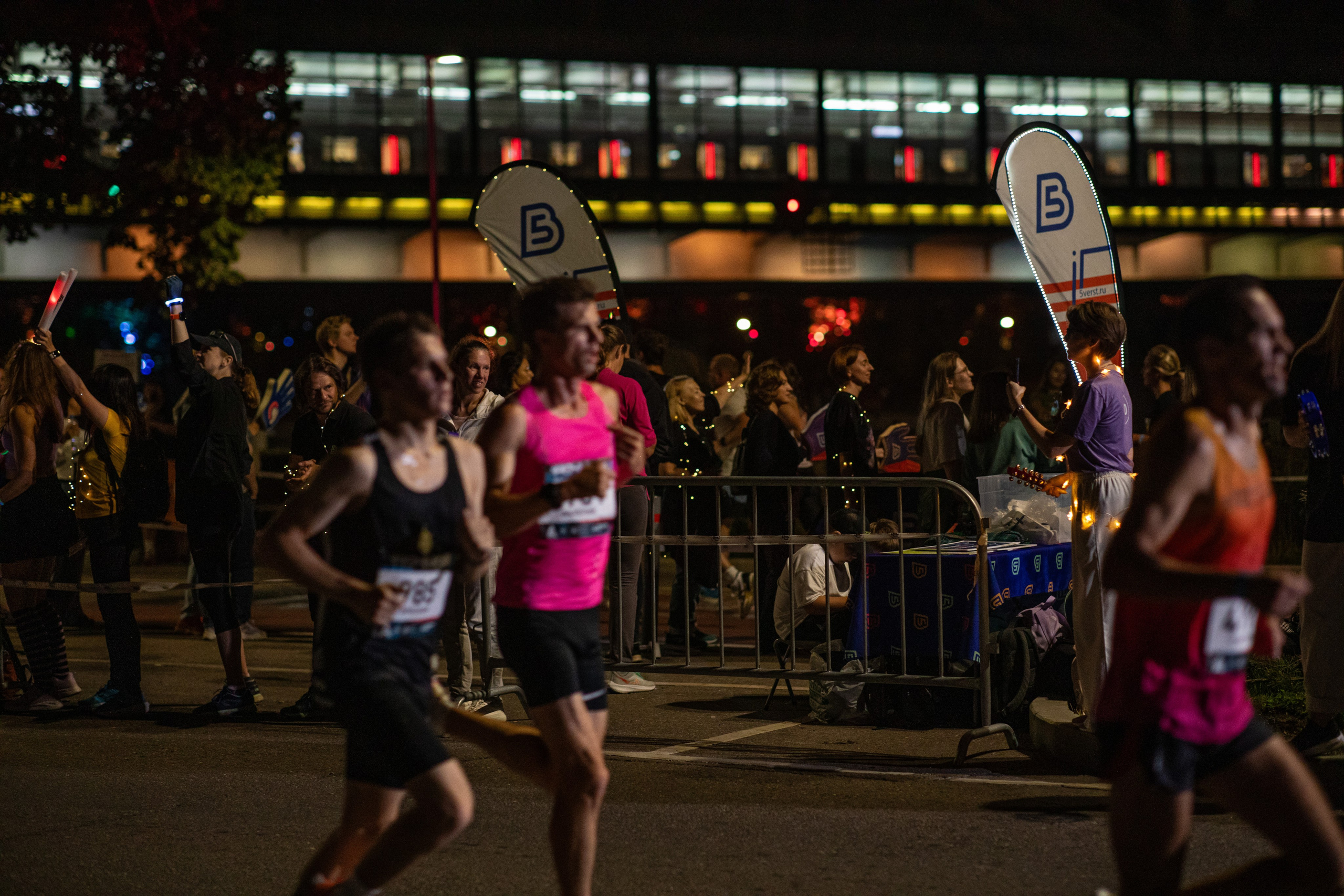 Ночной забег в ленте фотографий бегунов 03.08.24. Фотограф Сергей Ловкий