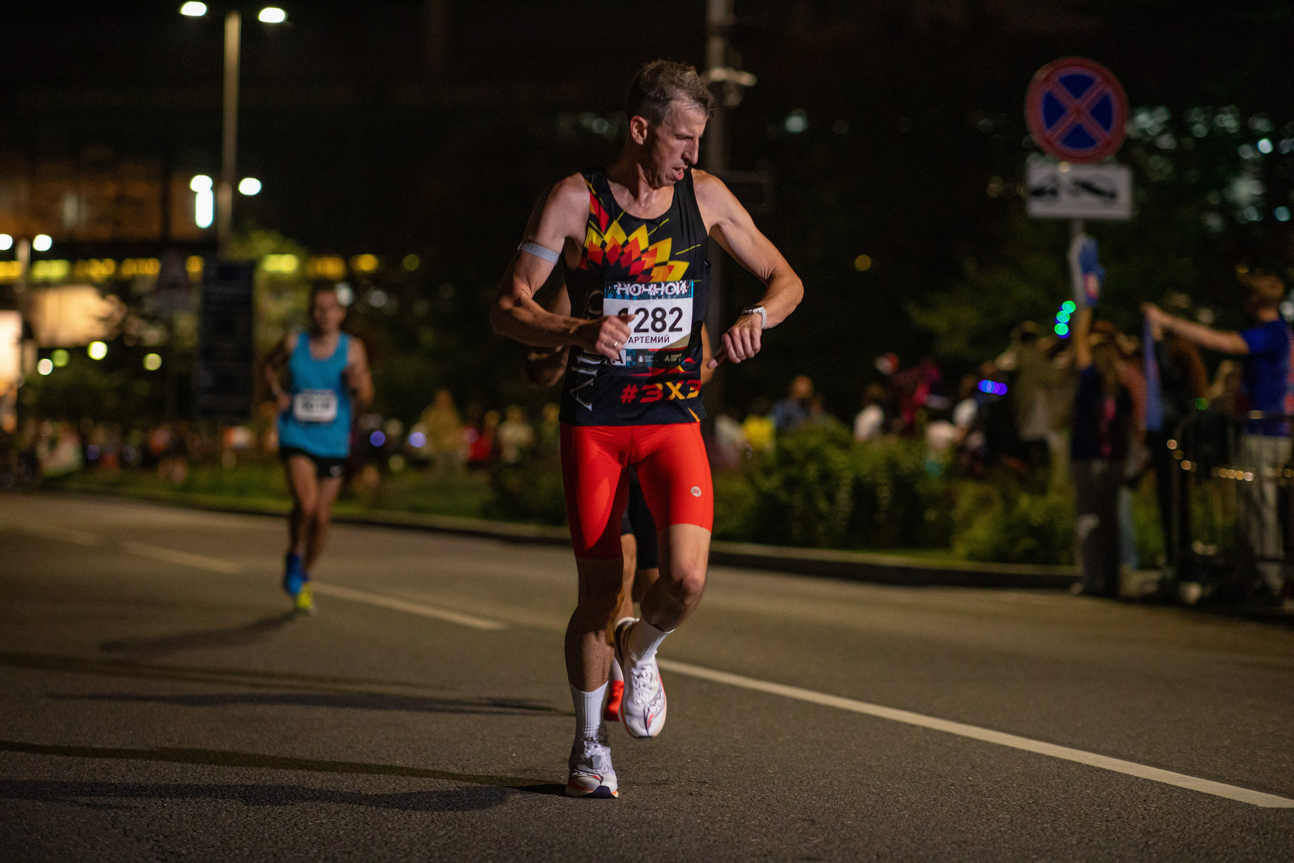 Ночной забег в ленте фотографий бегунов 03.08.24. Фотограф Сергей Ловкий