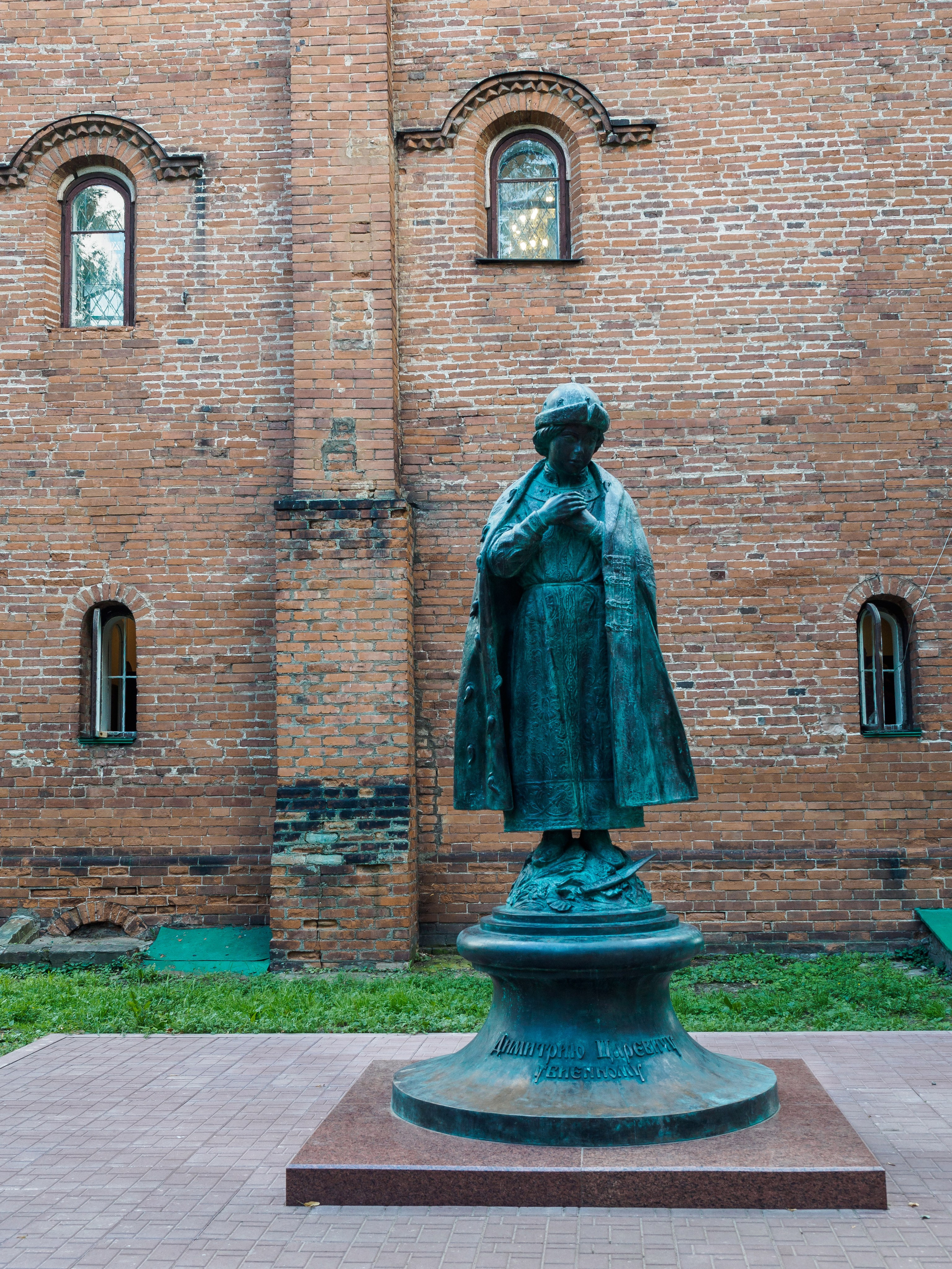 Памятник царевичу Димитрию в Угличе