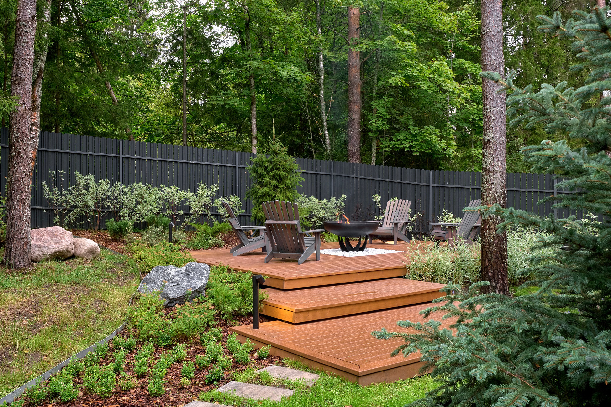 Фотосъемка реализованного проекта частного сада в Заполье для ландшафтной студии Хвоя. Фотограф Наталья Соловьева