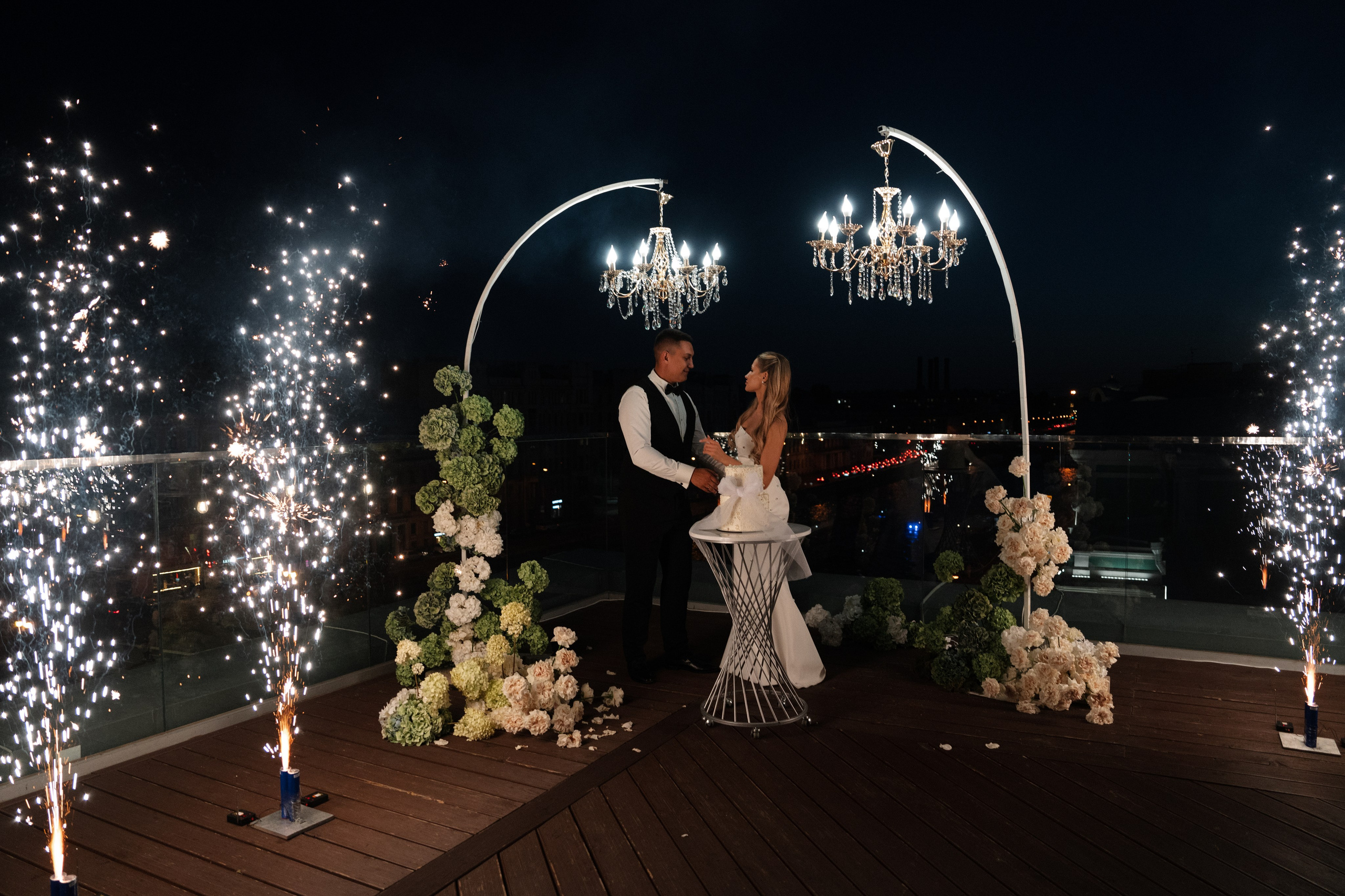 Виктория & Роман. Камерная городская свадьба в видовом ресторане в стиле современная классика. Свадебный фотограф организатор в Санкт-Петербурге Ассоль Опарина