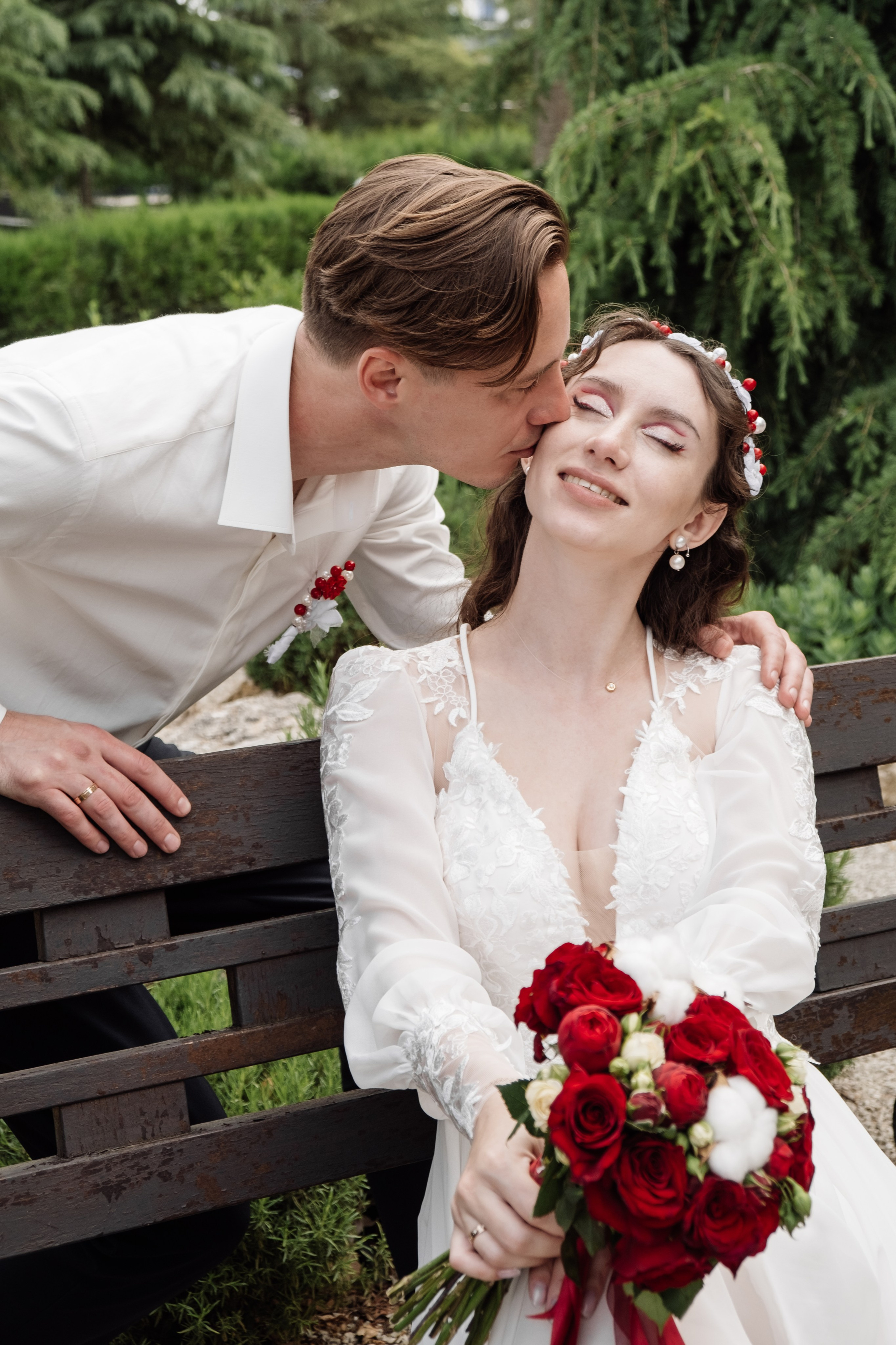 О+Д (ЗАГС, прогулка Центр и Парк Победы, банкет). Профессиональная фотосъемка в Крыму. Натуральные эмоции и живые кадры. Забронируйте дату прямо сейчас!