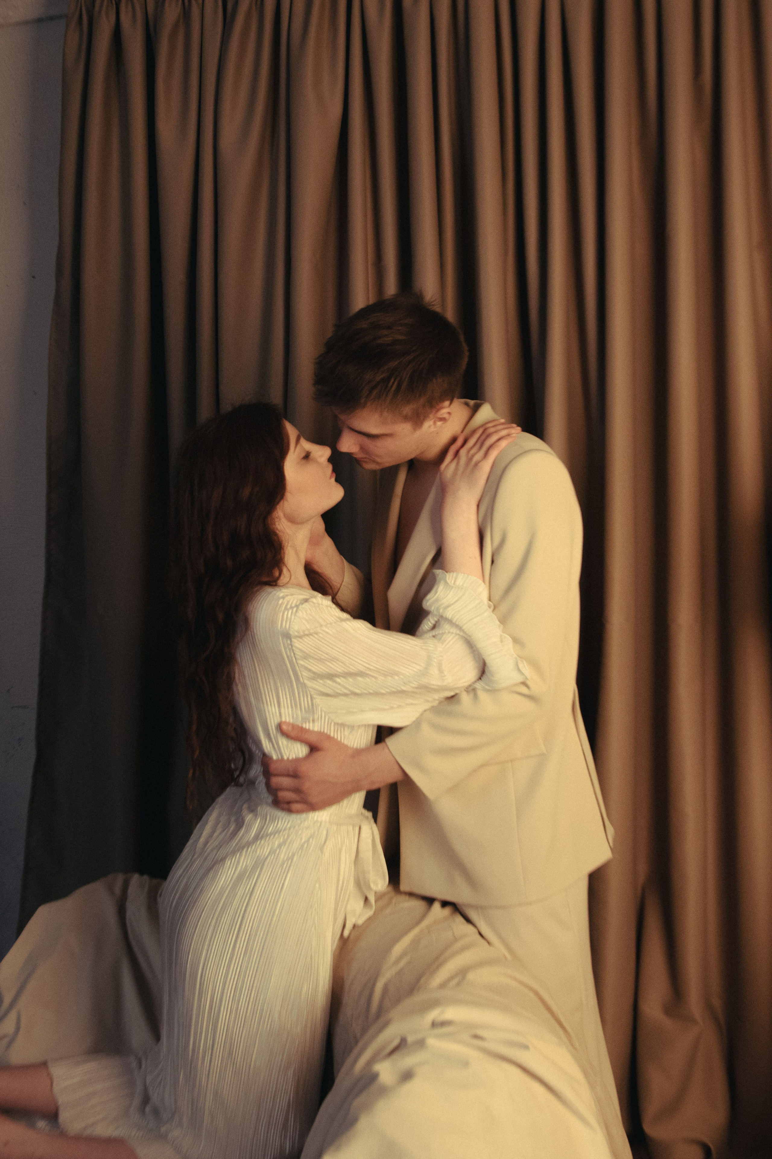 love story фотосессия девушка с парнем в белых одеждах обнимаются