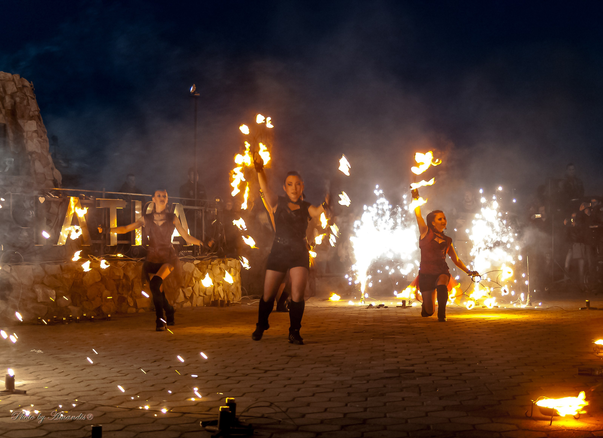 Огненное шоу у памятника «Здесь начинается Россия». Камчатка. Май 2017. Репортажная съемка в Москве и области. Анималистика
