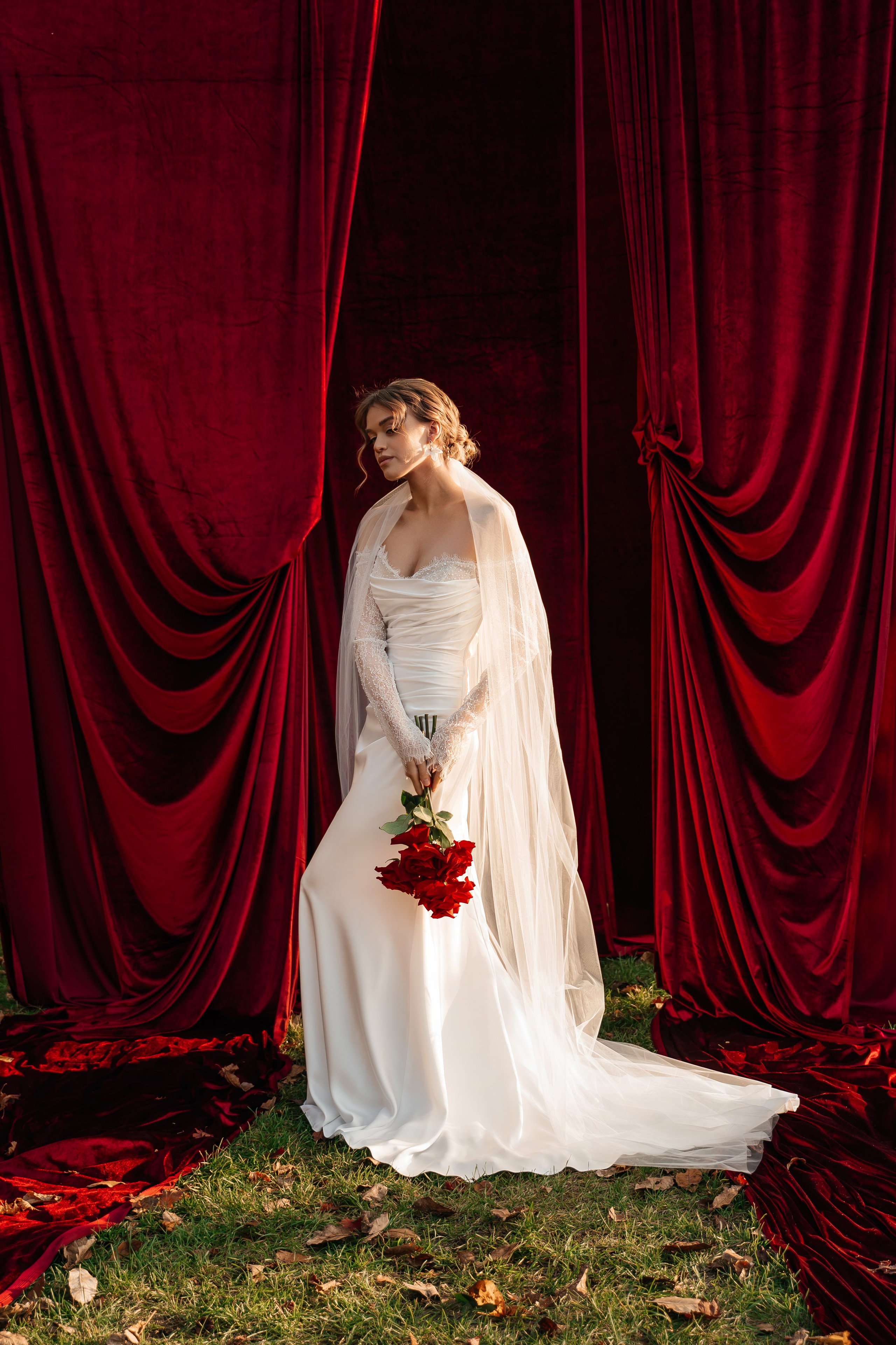 Свадебная церемония на фотозоне из красного бархата. Свадебный фотограф Елена Рякина