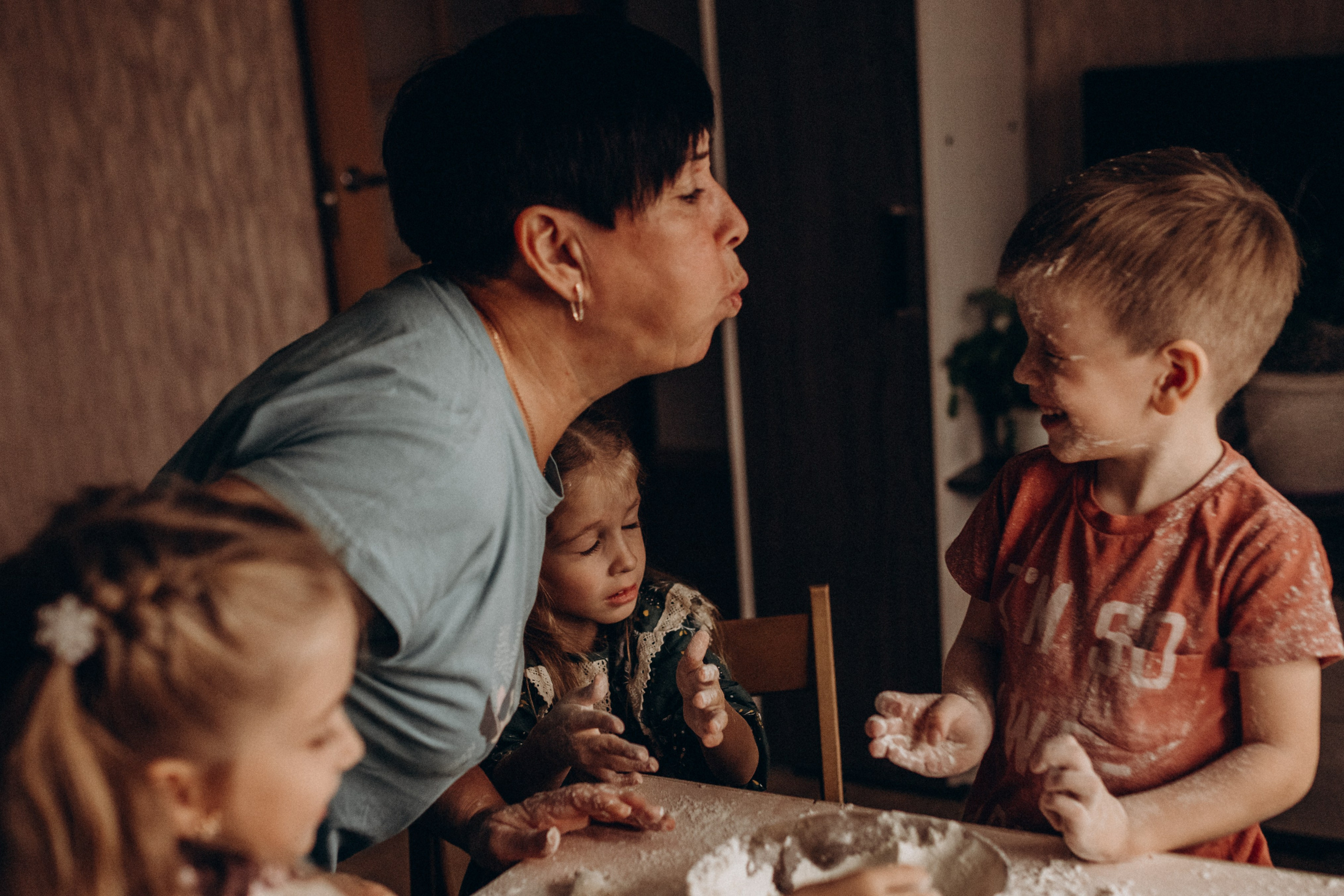 Бабушка с внуками. Семейный фотограф lifestyle в Новосибирске Елена Шпилевая