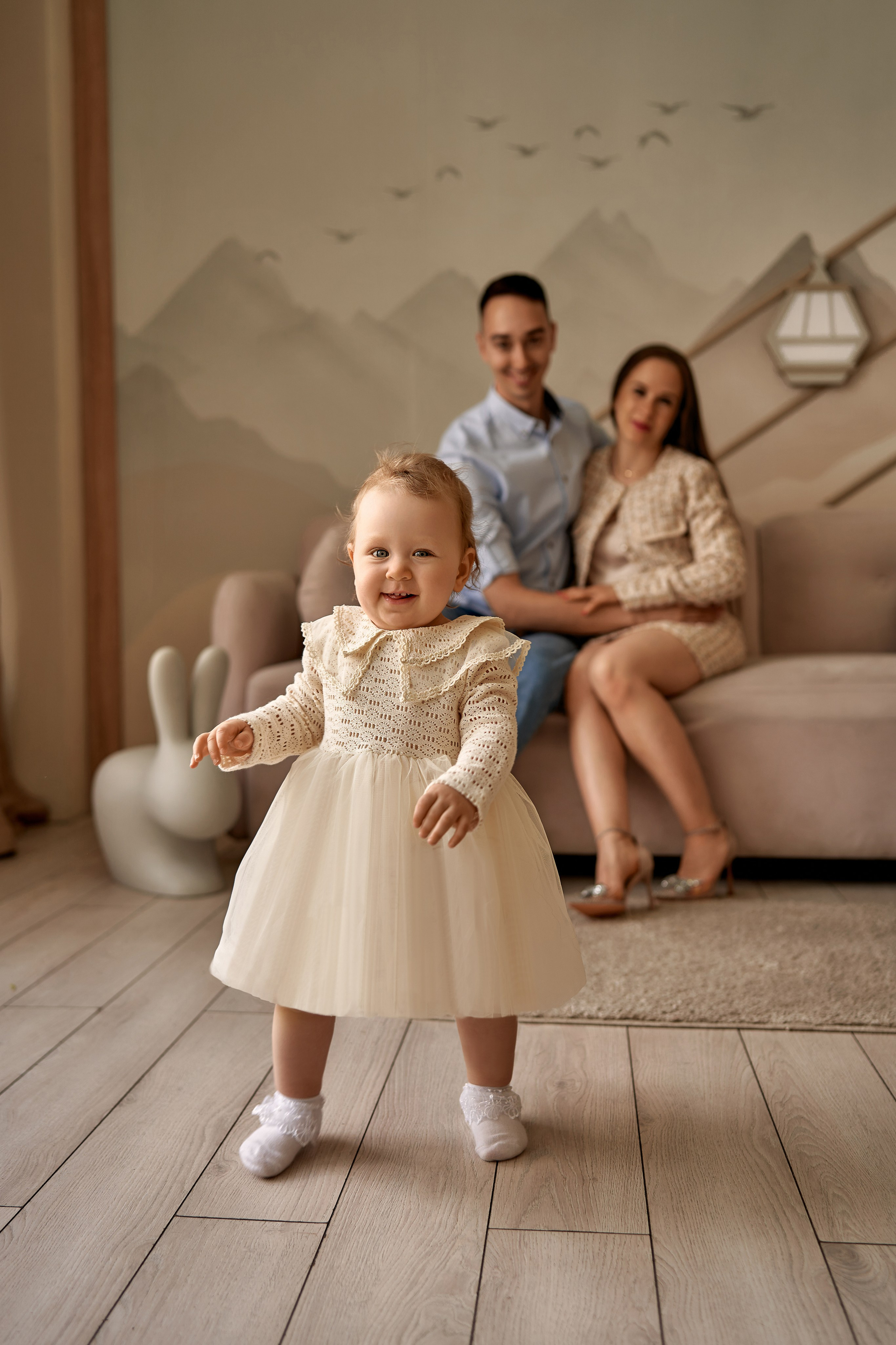 Малышка на фоне родителей 