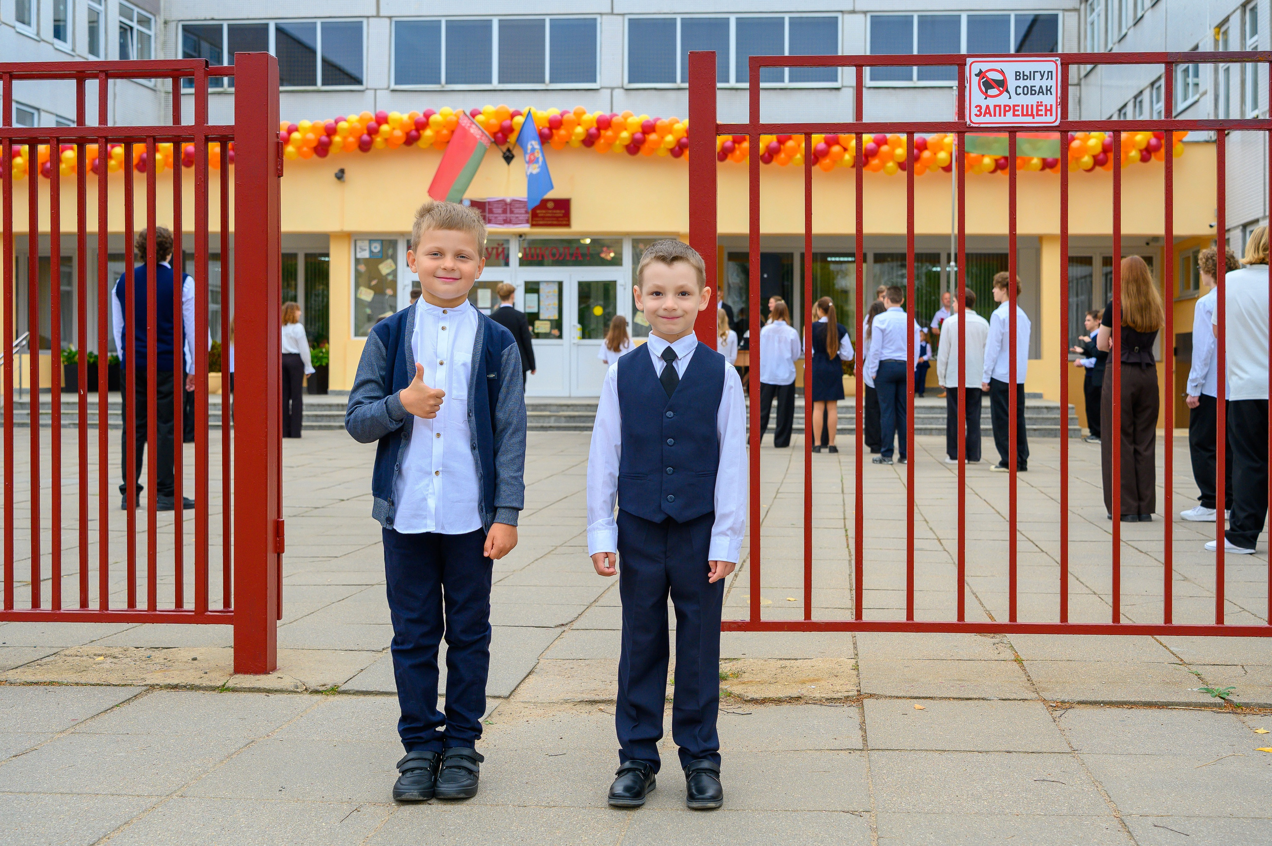 Вот звучит первый звонок, перед этим долгое приготовление к новому этапу в жизни, Яромир идет в школу. Фотоуслуги, услуги фотографа, фотографирование важных событий