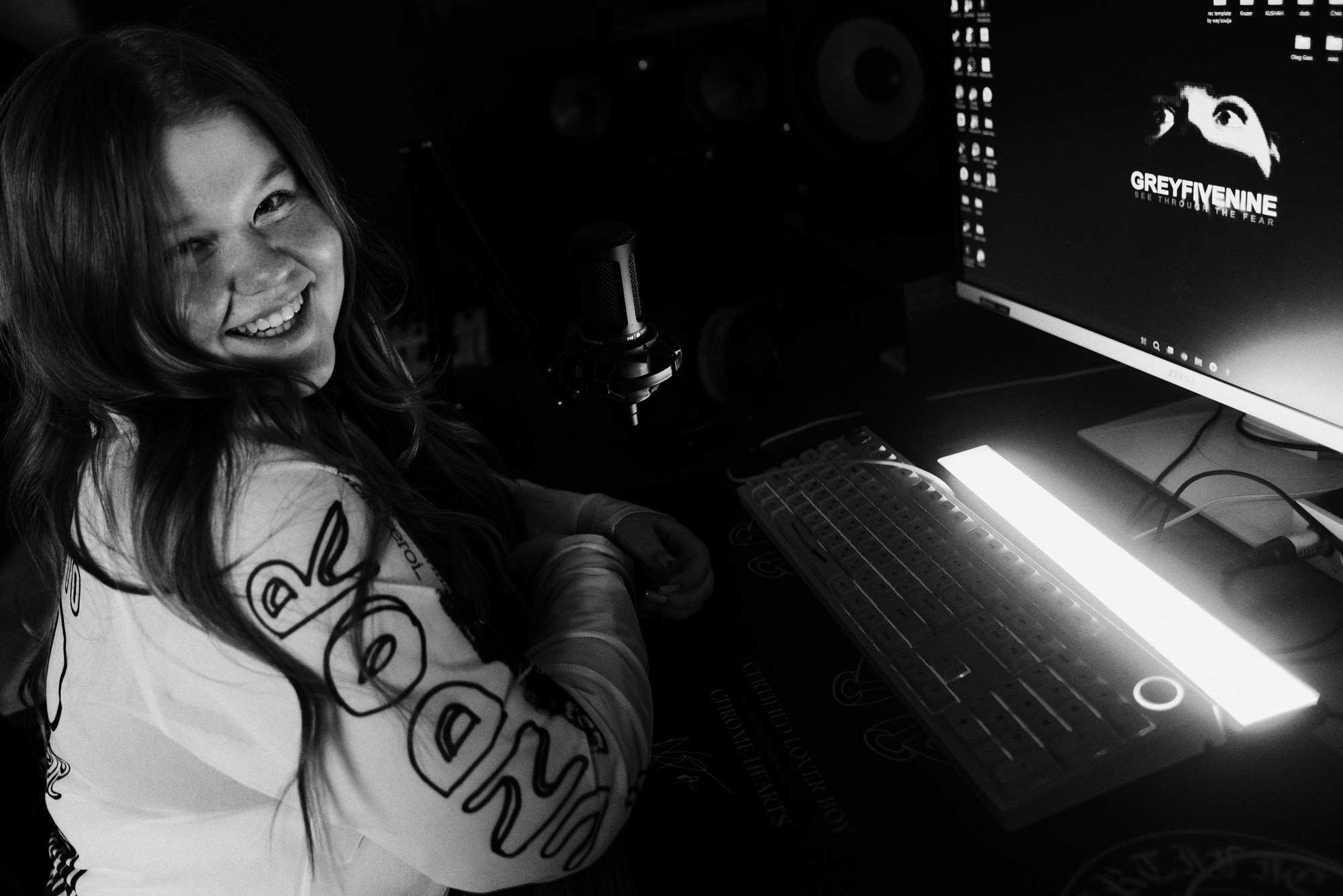 Семейная фотосессия на студии звукозаписи в Тюмени — мама и дочка. Портретный фотограф Тюмень Дарья Мустафина