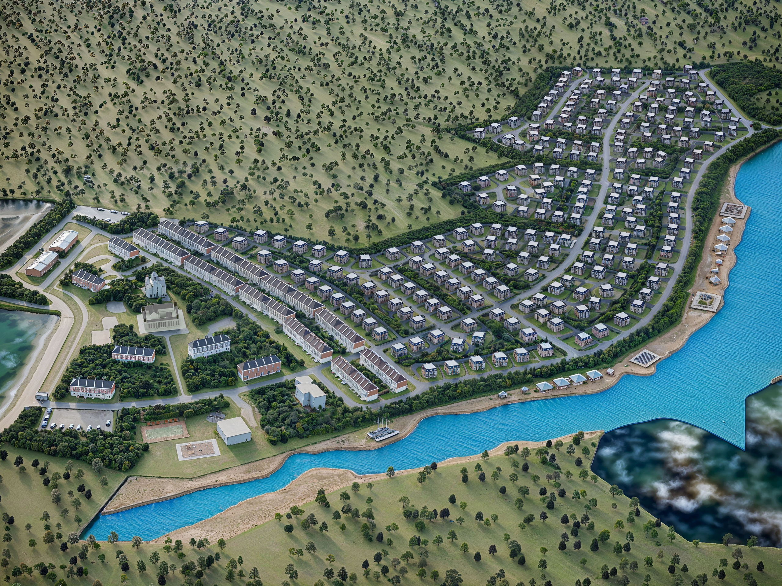 Большая жилая застройка с рядами домов, зелёными зонами, дорогами и водоёмом с набережной