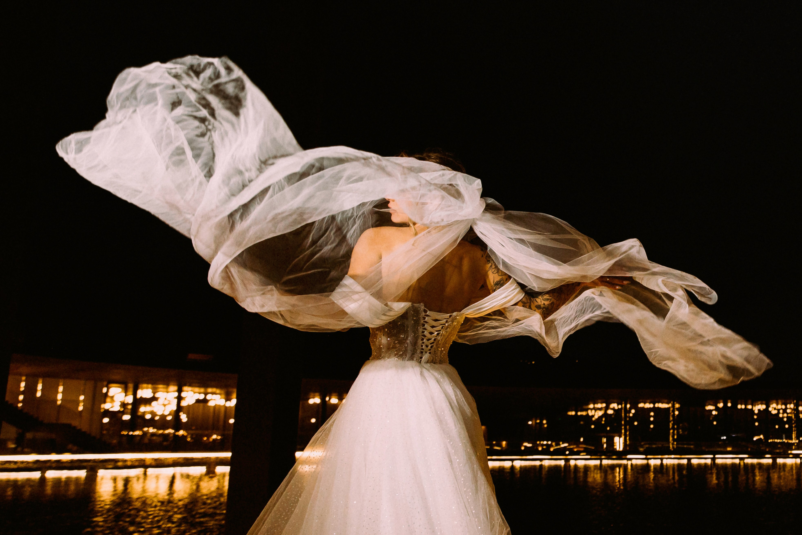 девушка держит фату в мрия