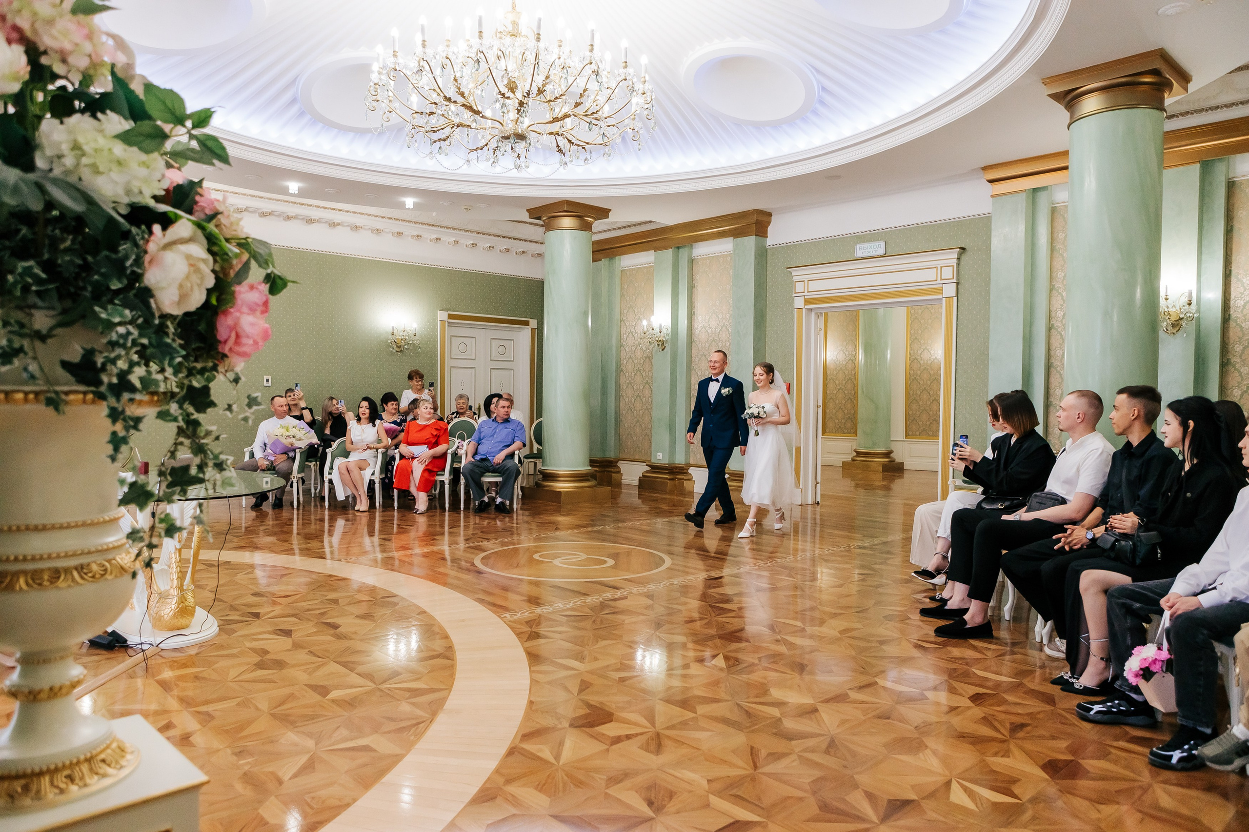 ЗАГС на Малыгина. Фотограф Илья Силин