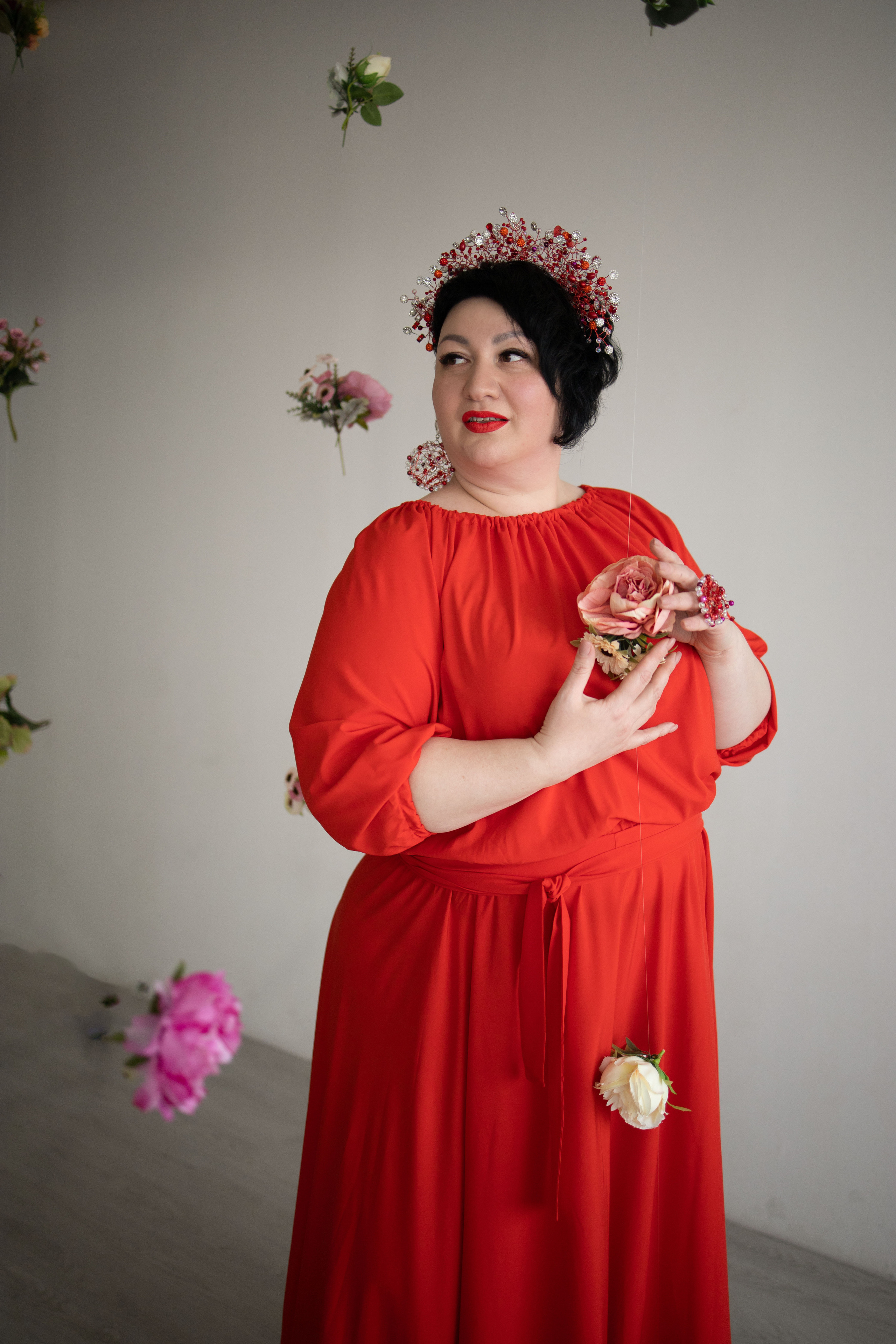 Модель x size в красном платье в студии фотосессия в Казани