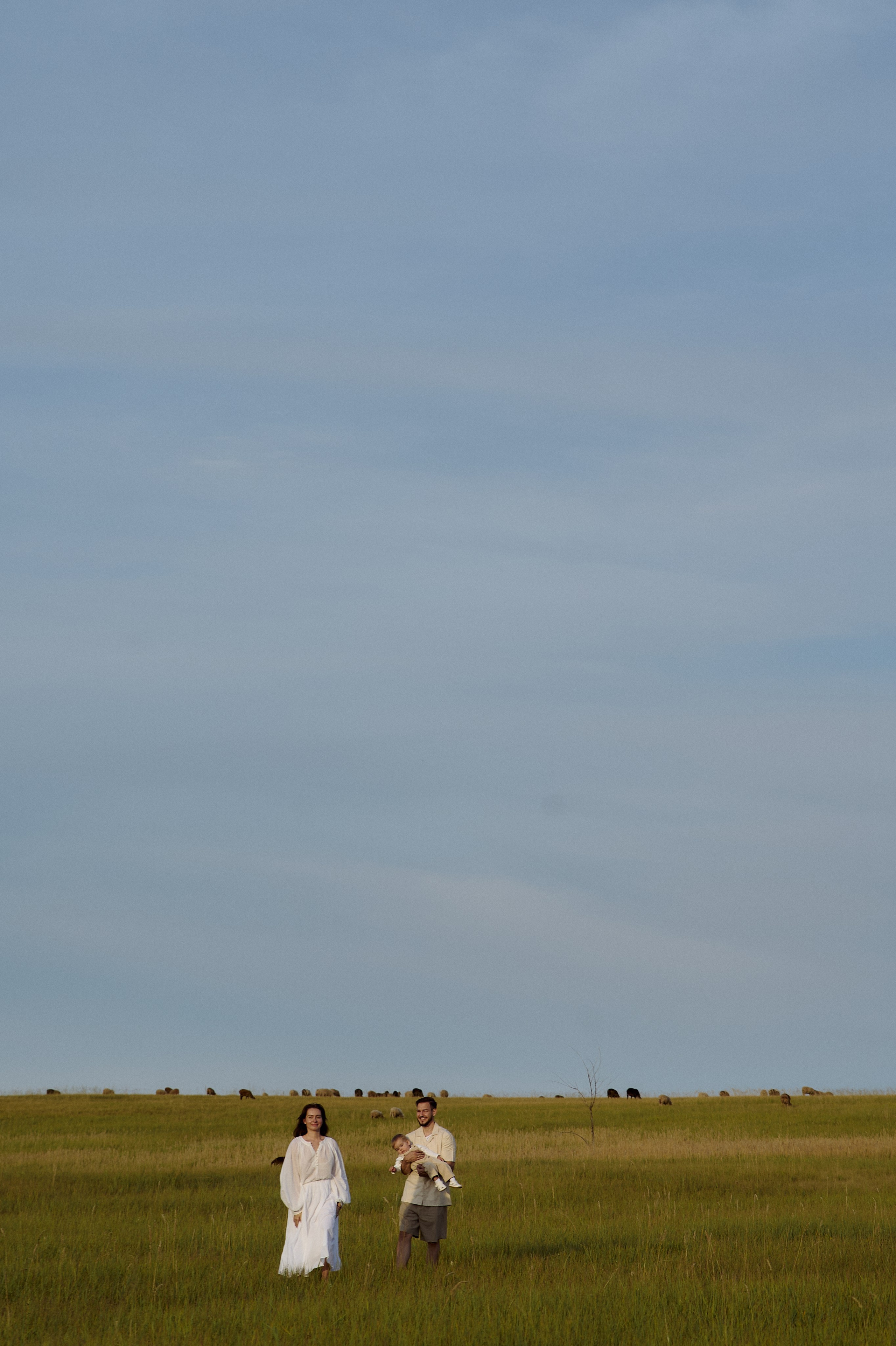 Шамиль, Аня и Марс в поле с барашками. Семейный и свадебный lifestyle-фотограф в Москве Мария Петрова