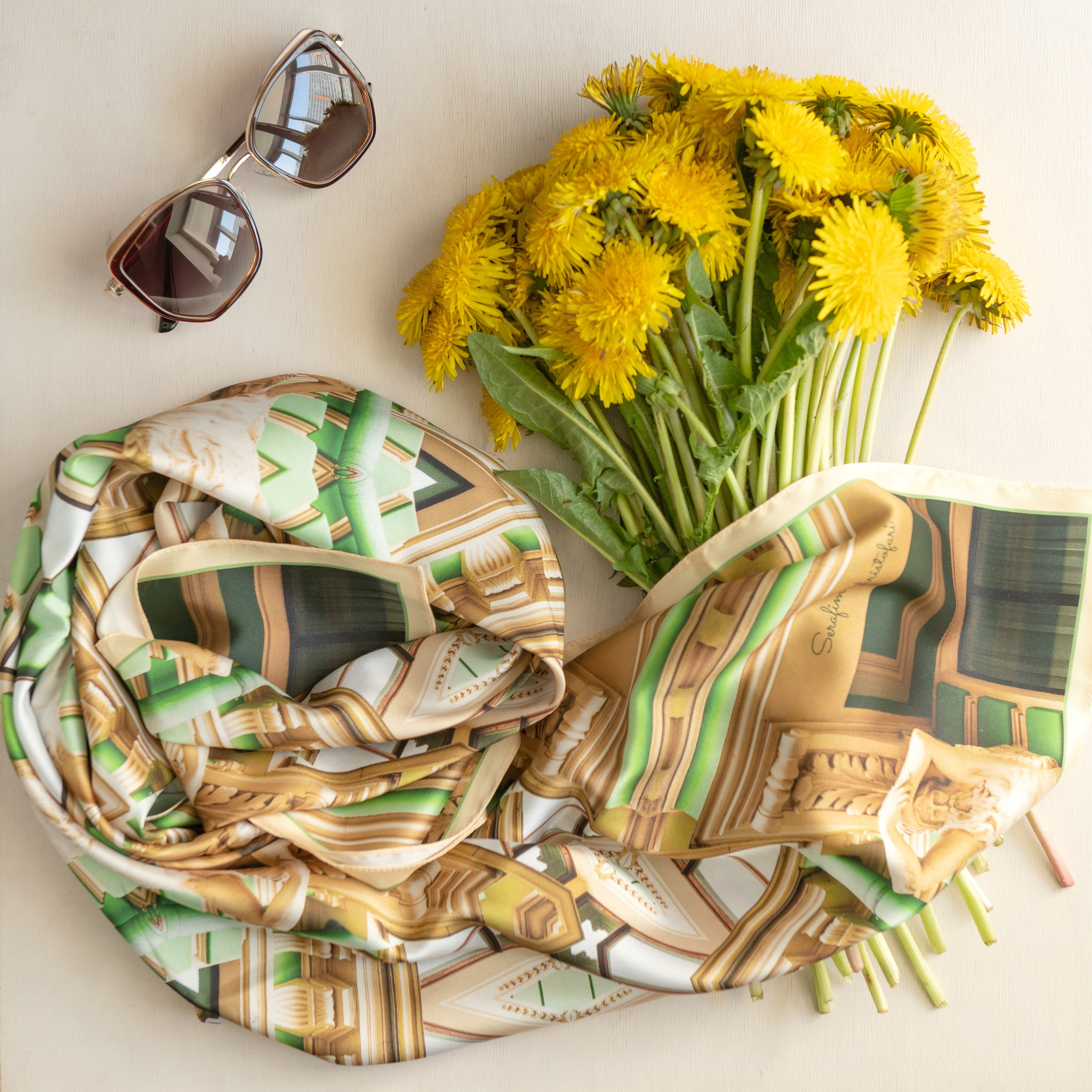 Букет одуванчиков, очки и платок от Serafim Cristofari