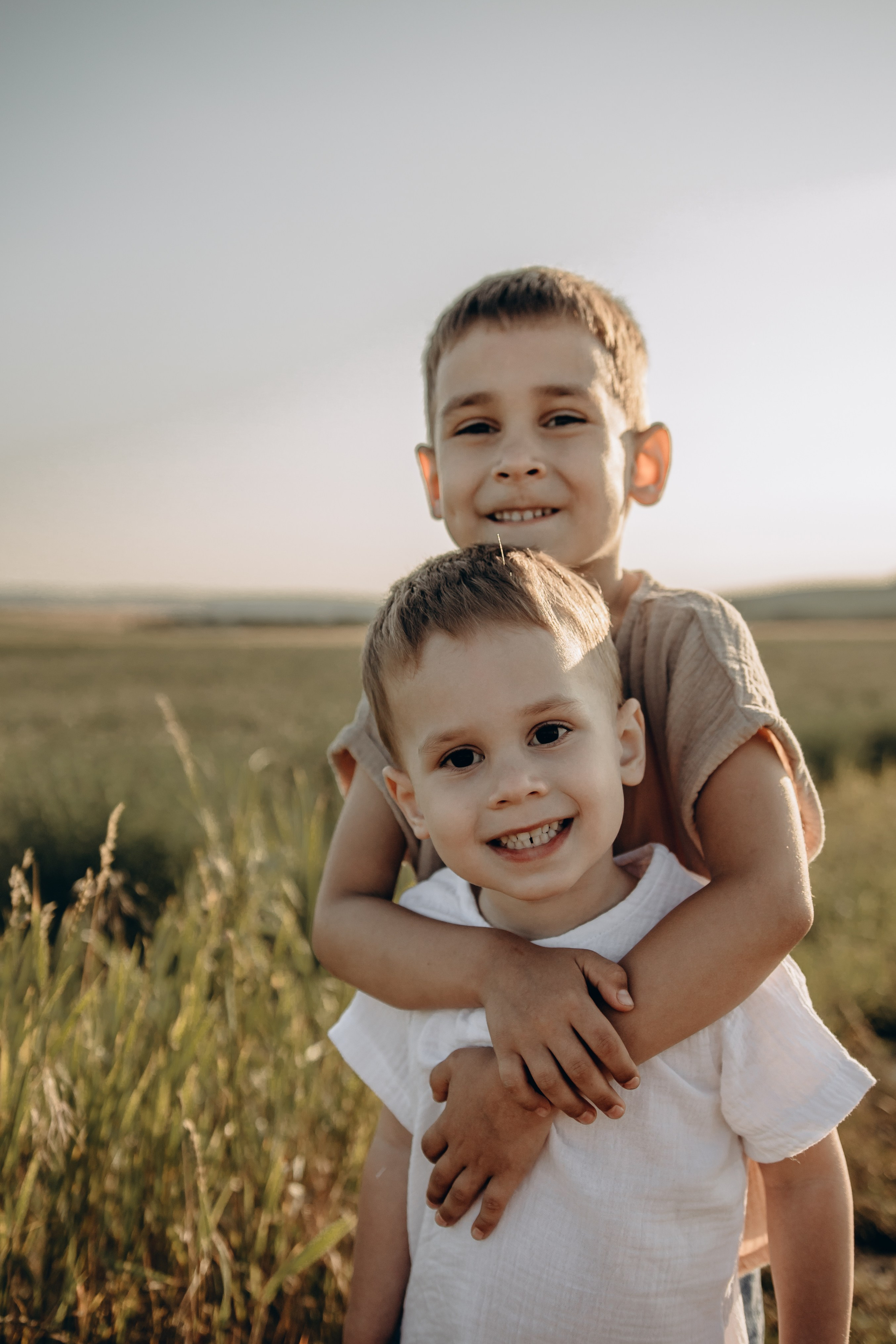 Миша, Ксюша, Саша и Леша — запуская воздушного змея. Семейный фотограф Новороссийск, Анапа, Геленджик — Юлия Давыдова