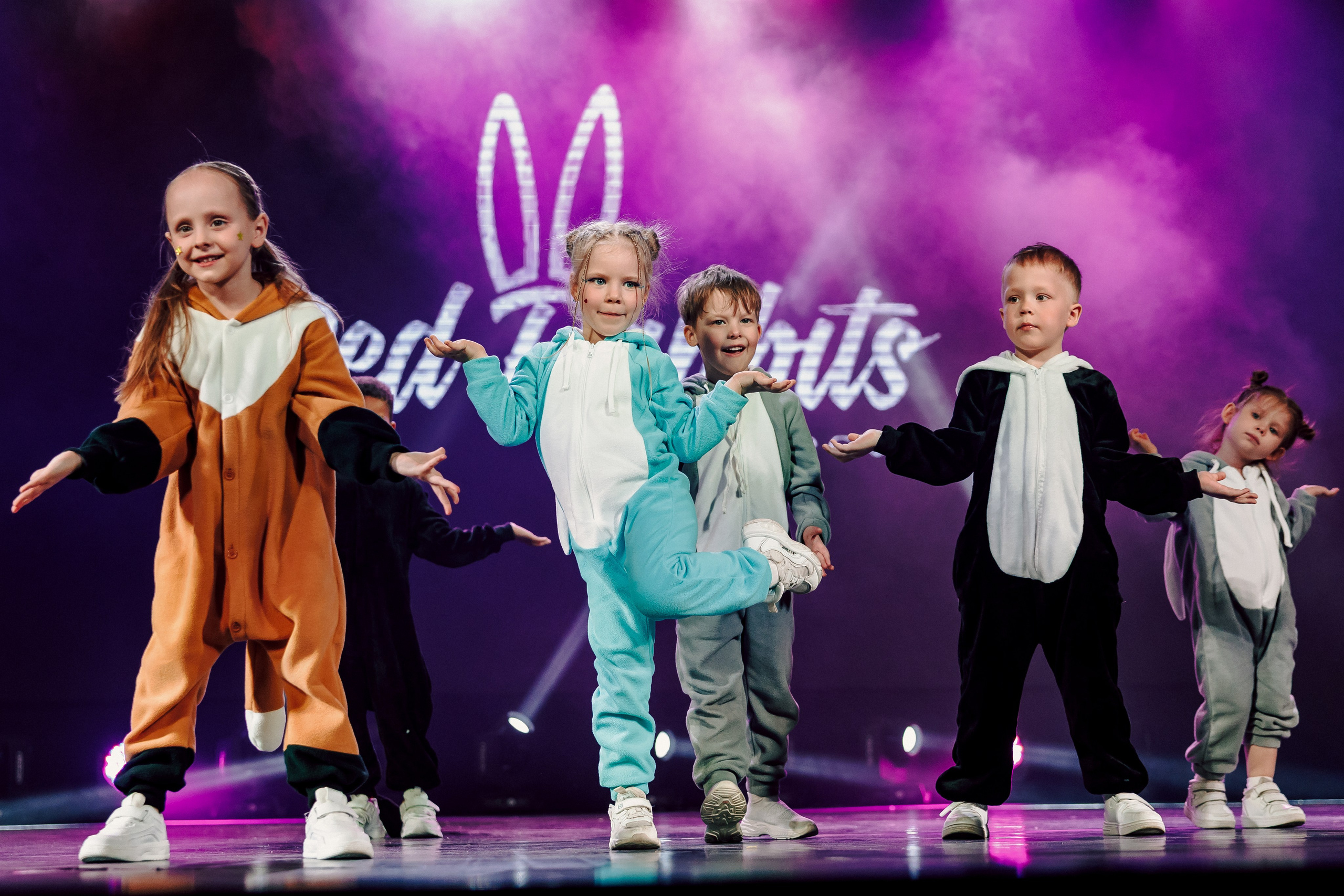 Отчётный концерт танцевальной школы «Red Rabbits» 2025. Лёшка Варзегов — фотограф