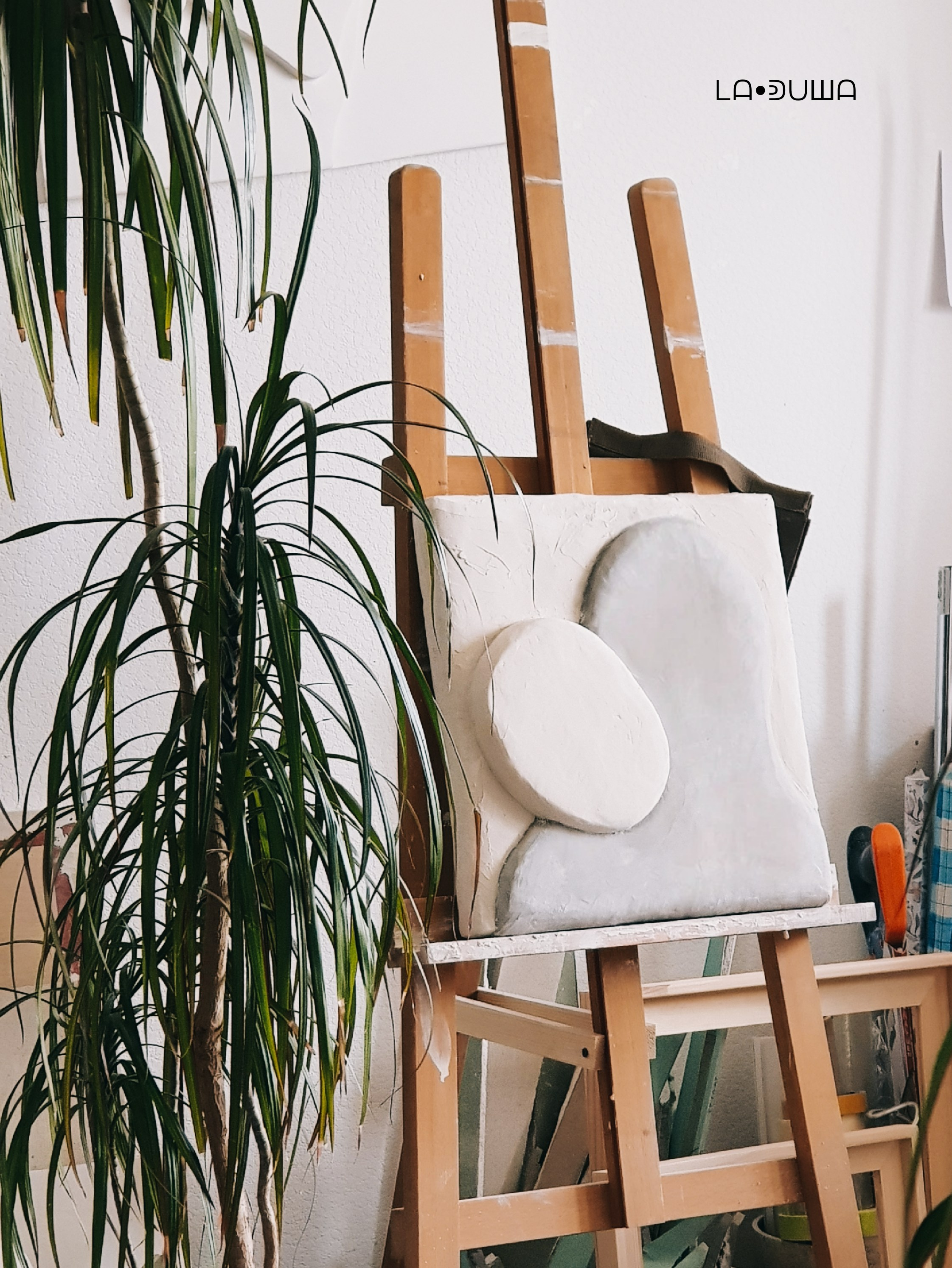 Авторское панно из гипса о связи двоих на мольберте