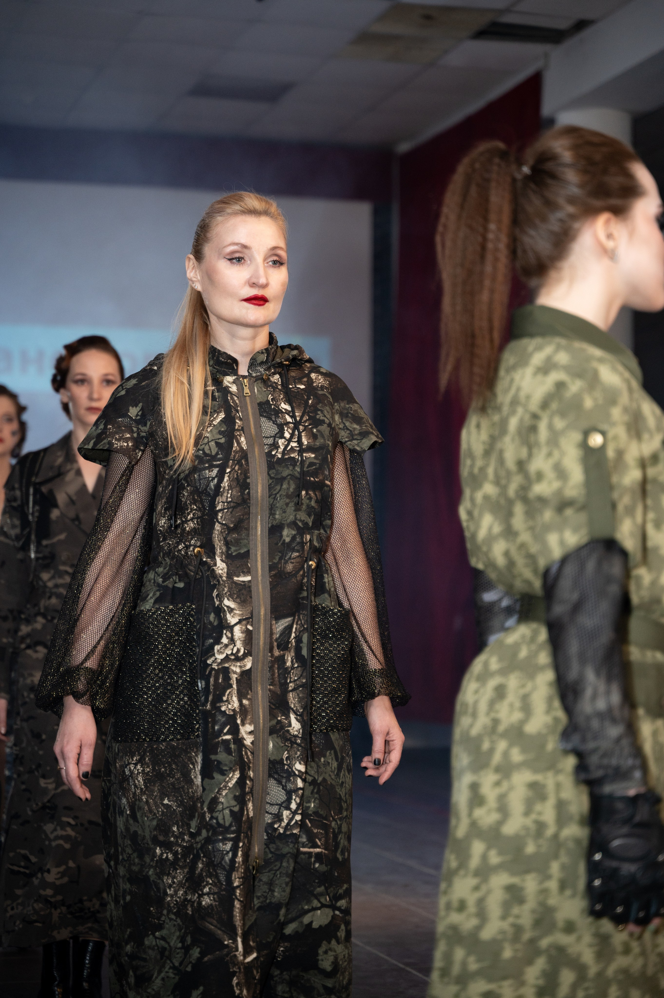 Закрытый показ милитари «Своя трансформация» дизайнера Юлии Бойченко | 24.04.2025. Фотограф в Омске Елизавета Кириллова