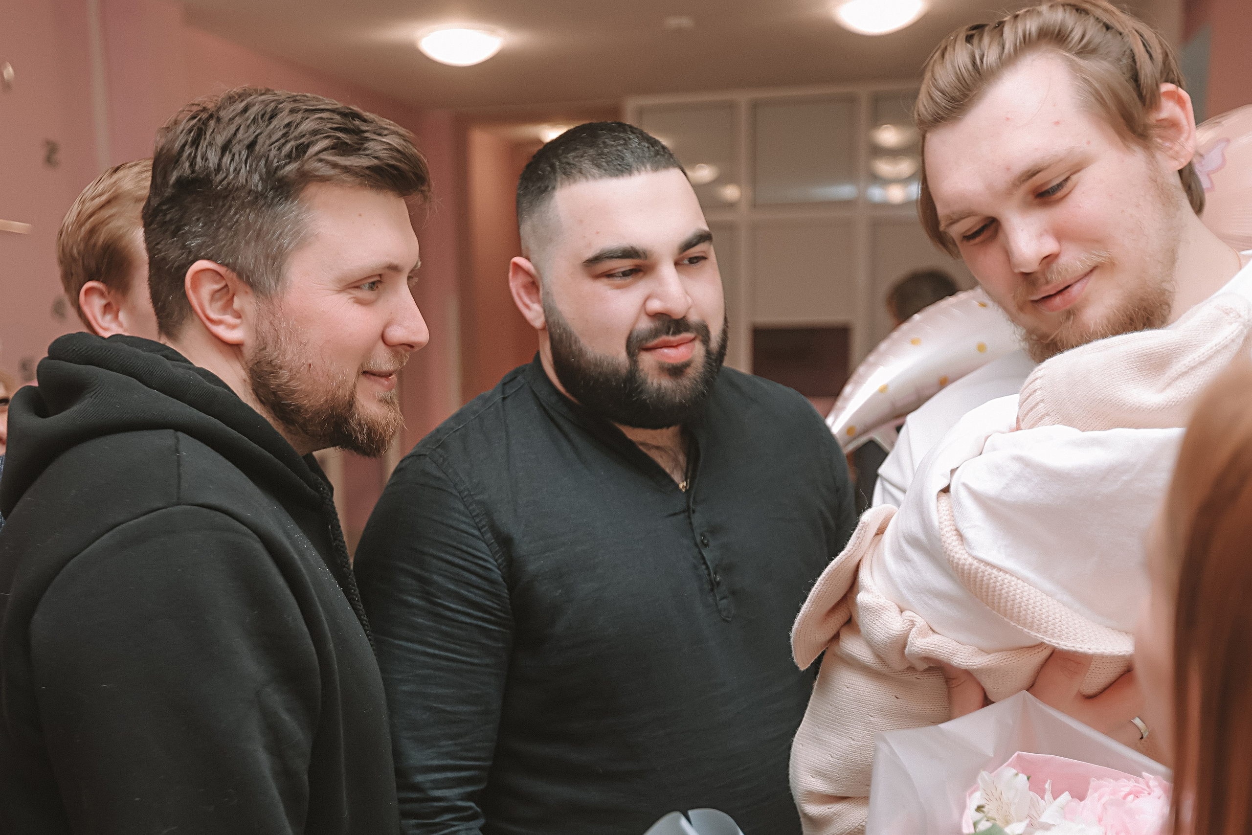 Выписка палата+внизу ПЦЭ. Семейный фотограф Тюмень, фотограф на роды Салмина Мария