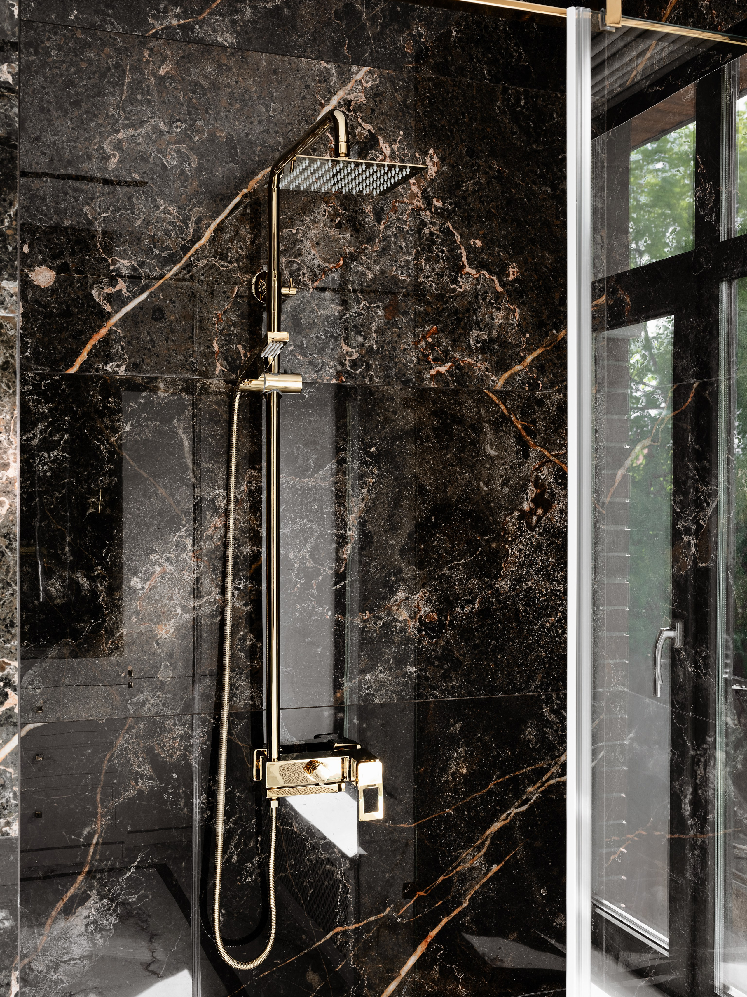 Роскошная душевая кабина с черным мрамором и золотой фурнитурой, акцент на современный смеситель и стеклянные перегородки. Интерьер ванной комнаты от дизайнера Евгении Ермошиной, фото Сергея Денисенко.