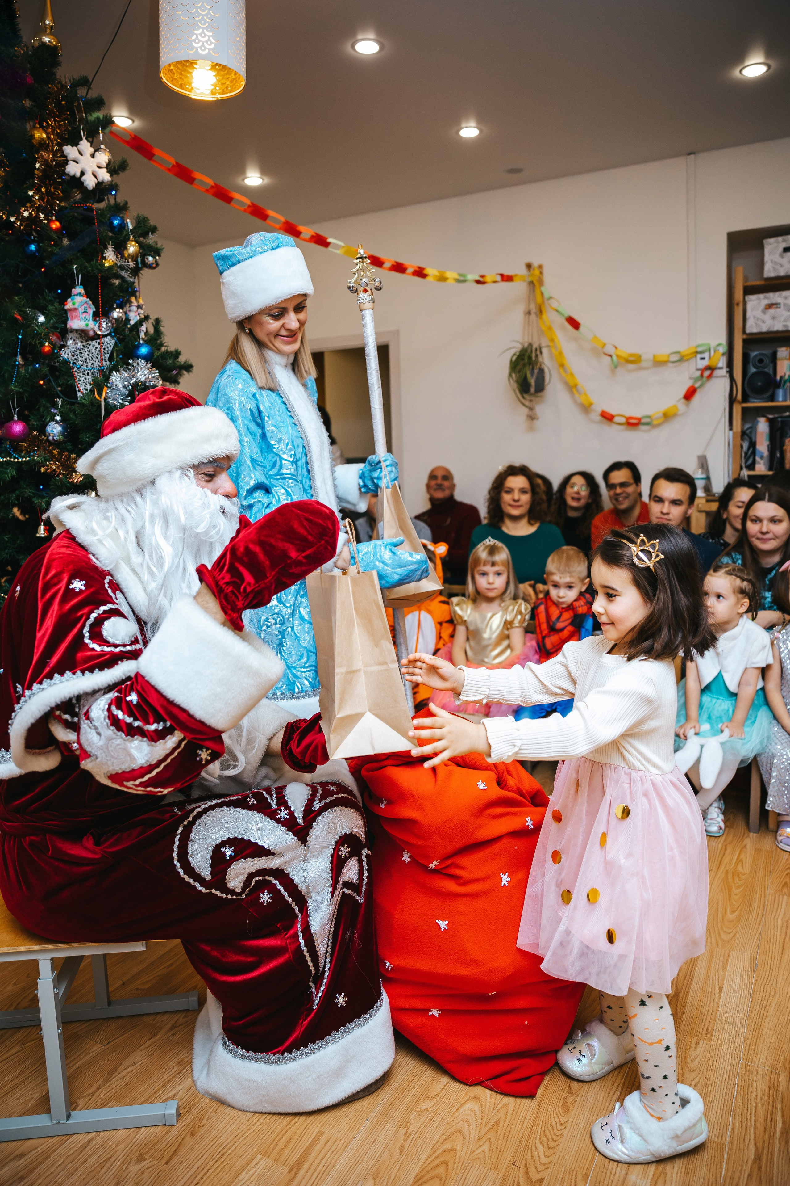 Новогодний утренник в Монтессори-садике. Семейный lifestyle фотограф в Санкт-Петербурге Людмила Пахомова