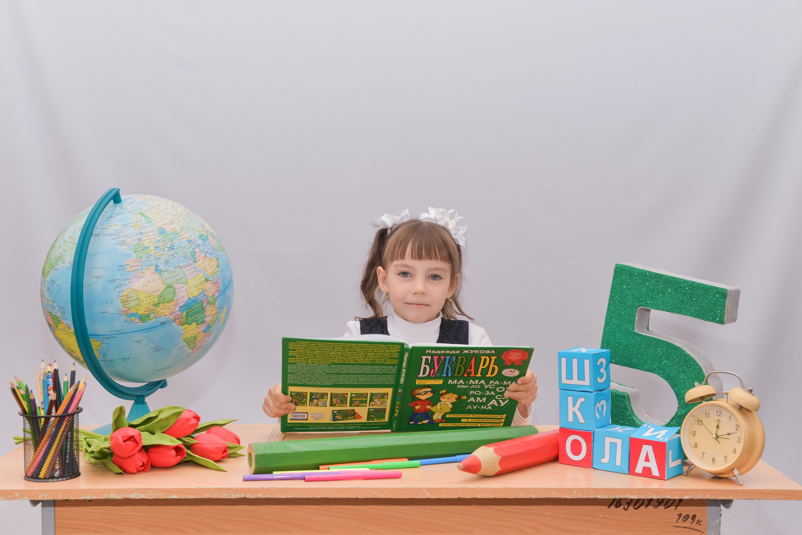 Первоклашки на белом фоне. Детский и школьный фотограф в Костанае Рабига Сейткенова