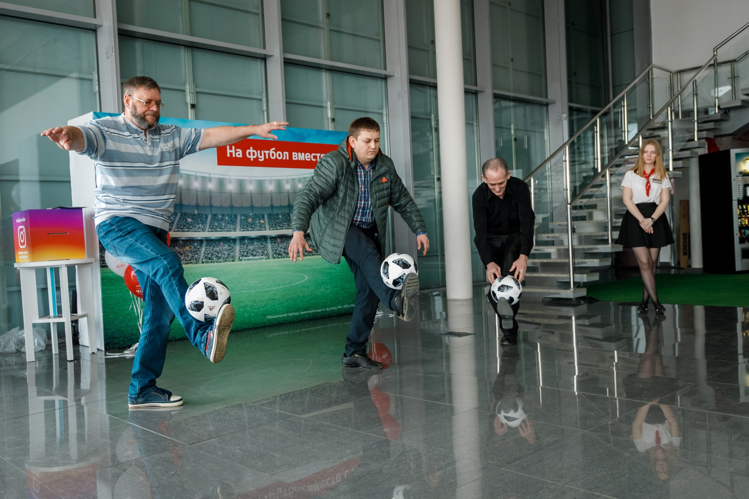 Розыгрыш билетов на ЧМ по футболу FIFA @ Киа Центр. Репортажный фотограф Максим Полянский. Москва, Санкт-Петербург, Красноярск