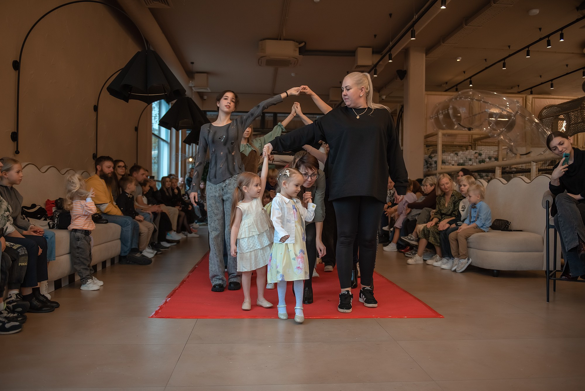 HAPPYkids дефиле в день мамы. Семейный и коммерческий фотограф в Сочи Александр Бодунов