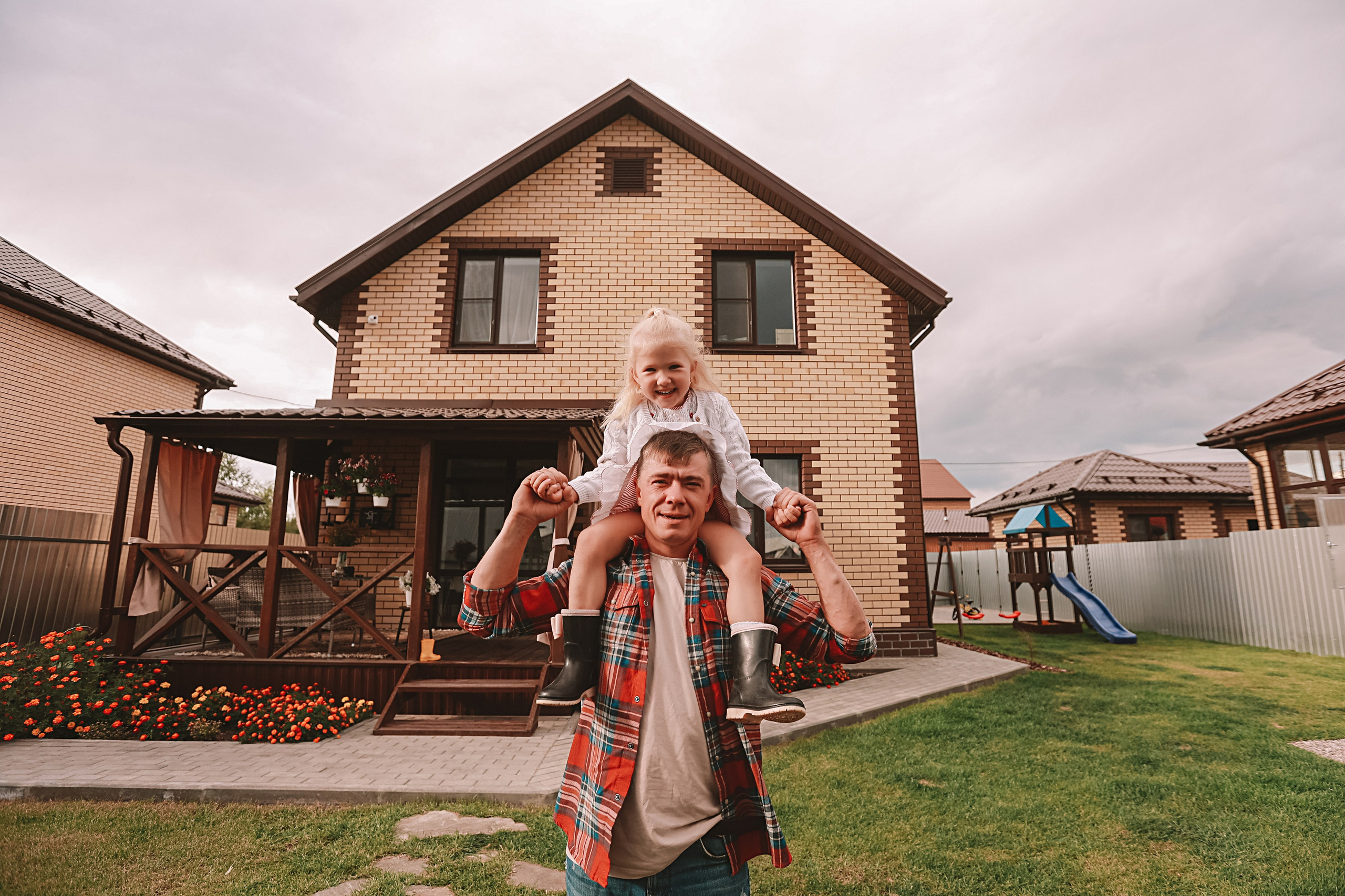 У дома. Семейный фотограф Тюмень, фотограф на роды Салмина Мария