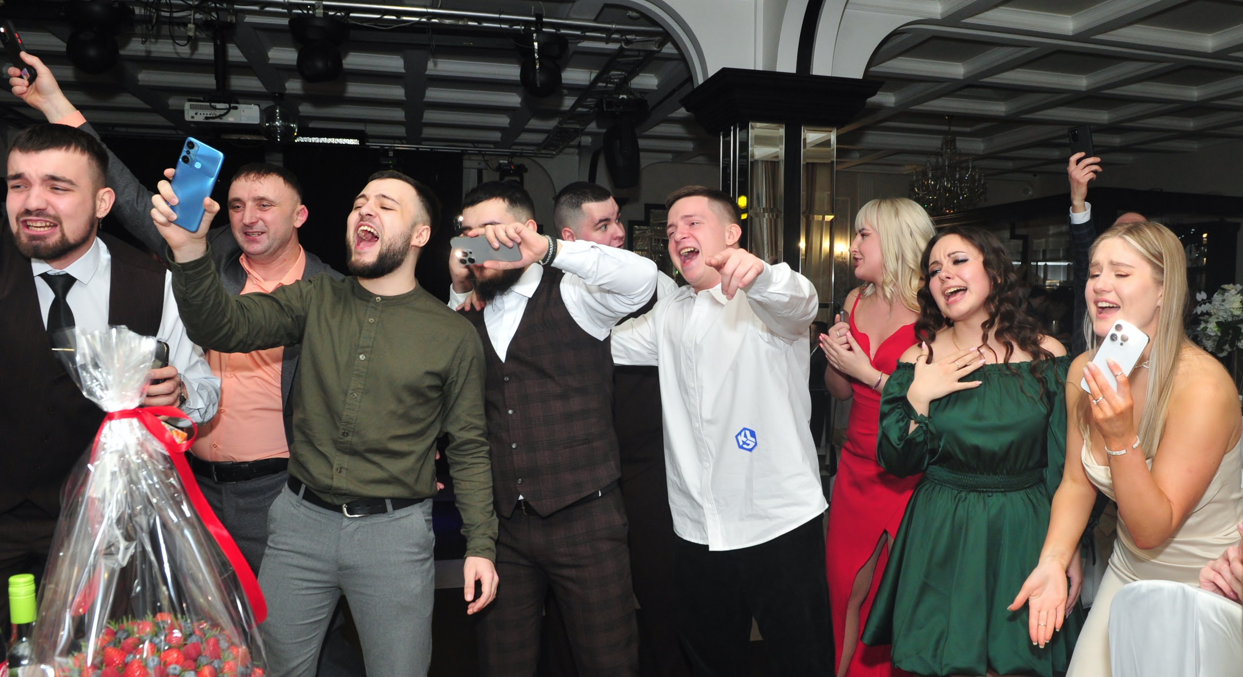 Гости на свадебном банкете поздравляют молодоженов