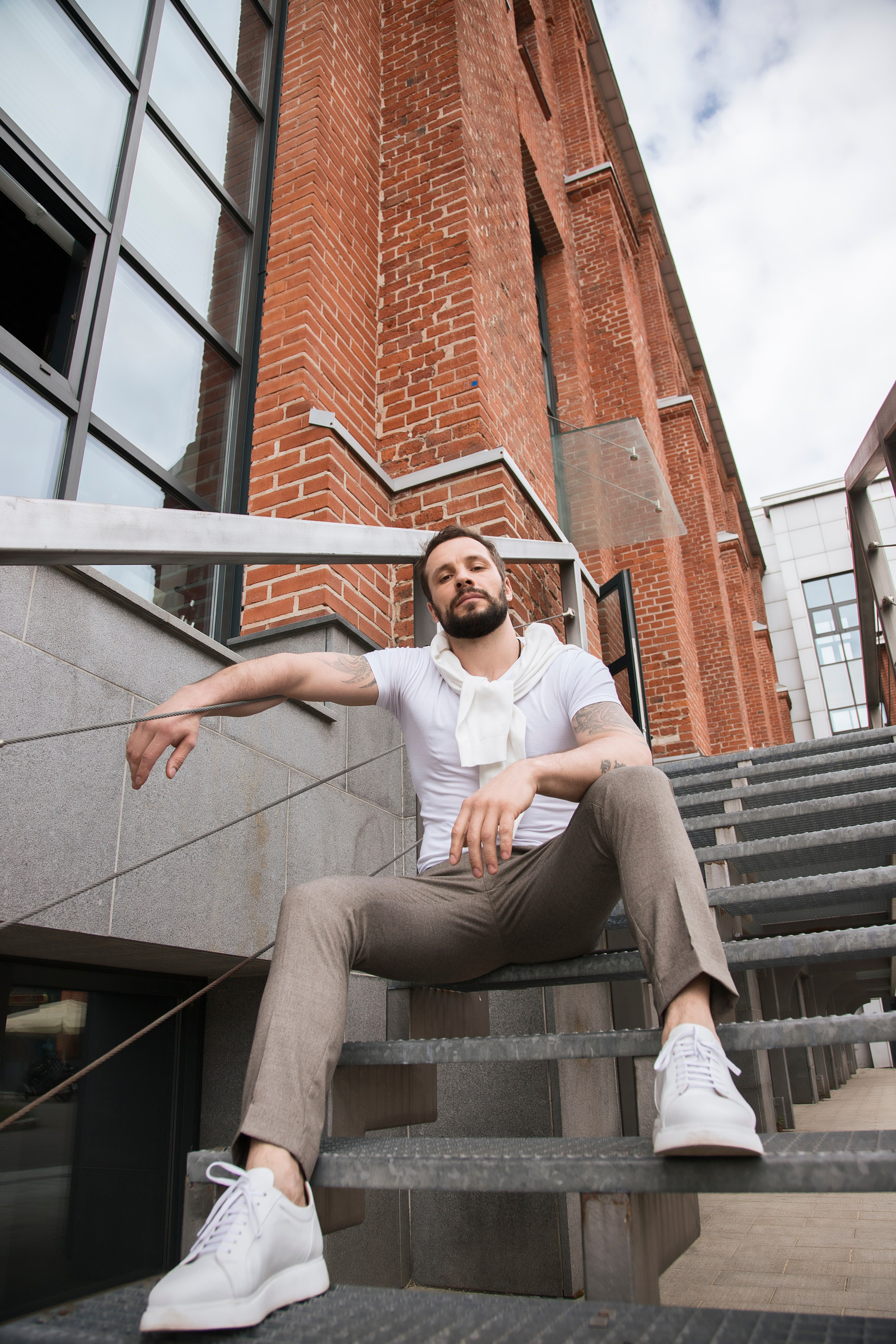 Мужская фотосессия на улице. Профессиональный фотограф в Москве