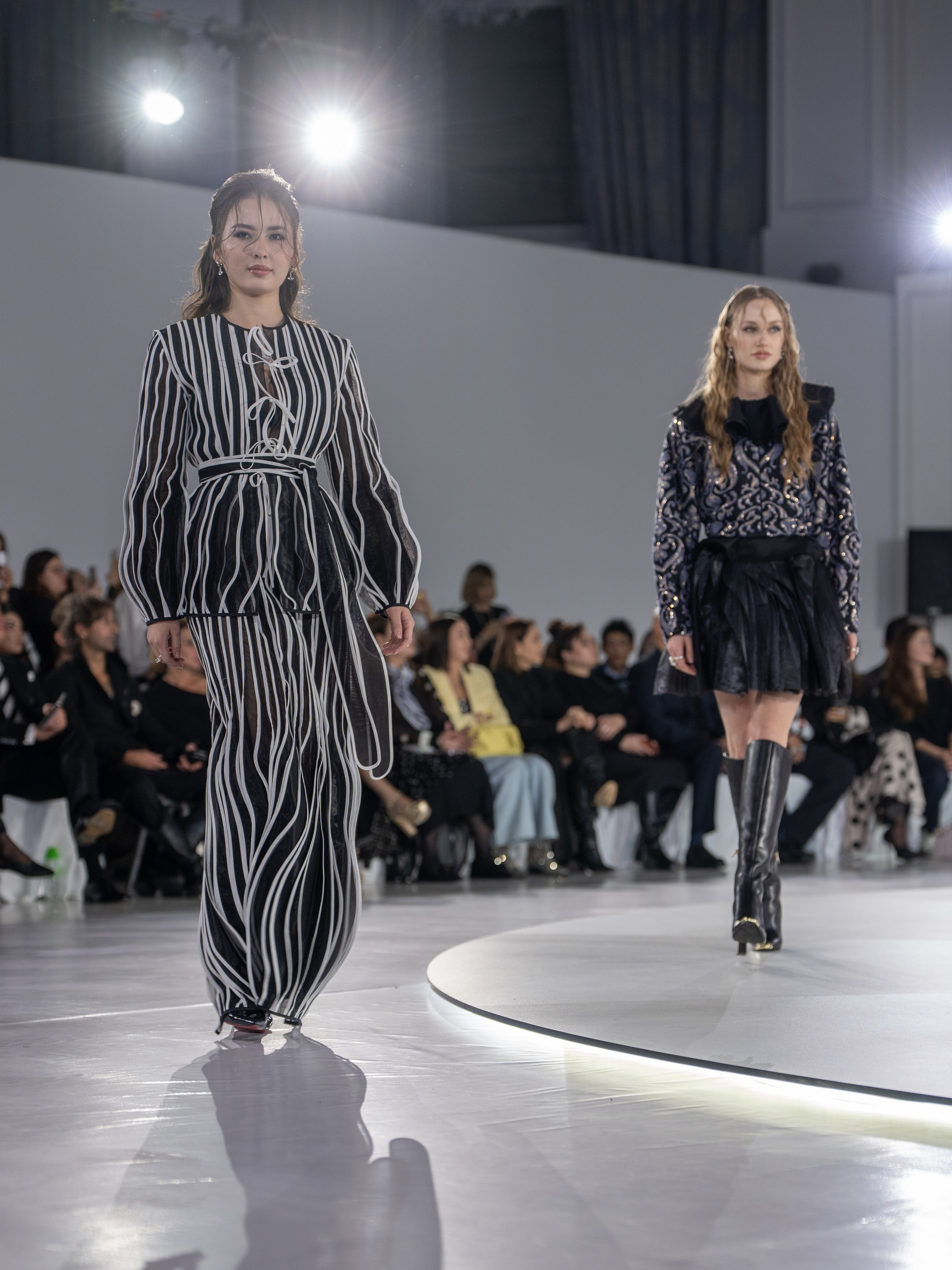 Дизайнер Arunaz. Сайт Алматинского НЮ АРТ, будуар и фэшн фотографа Дениса Карпенко