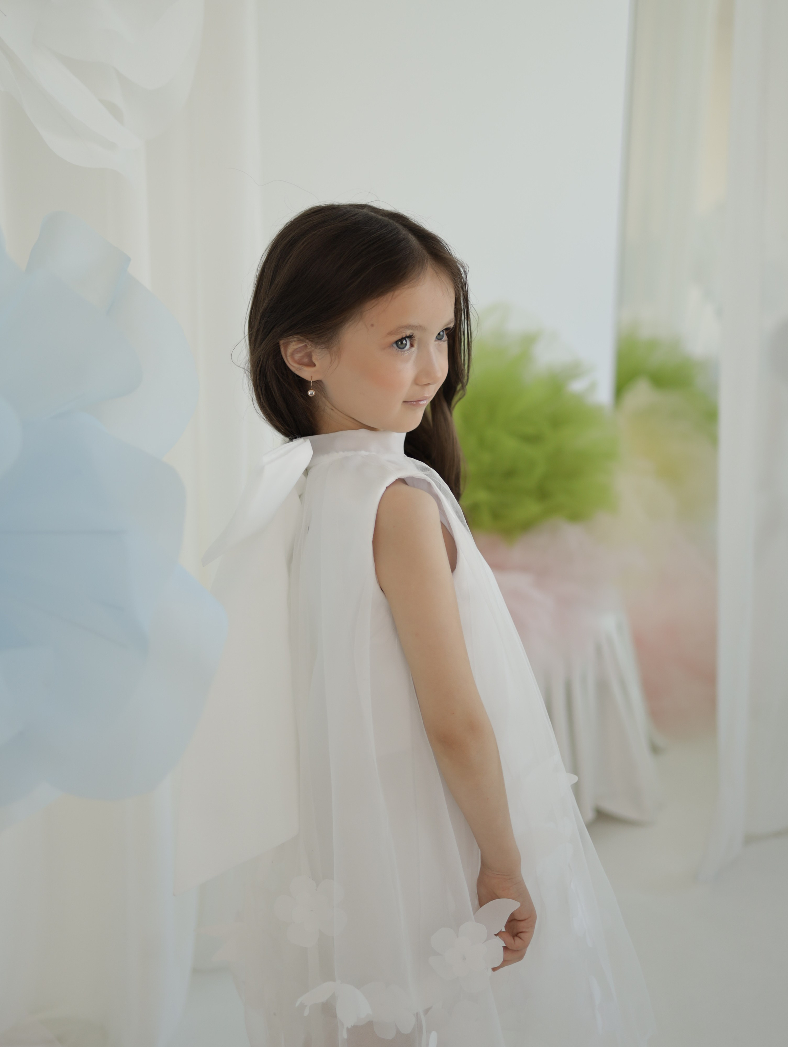 Платье « Бабочка » . Материалы  атлас свадебный, еврофатин. Бабочки изготовлены вручную из органзы Caroline, что придаёт платью изысканный вид. Идеально подойдёт на девочку ростом 110-116 см. Цена : 8000₽