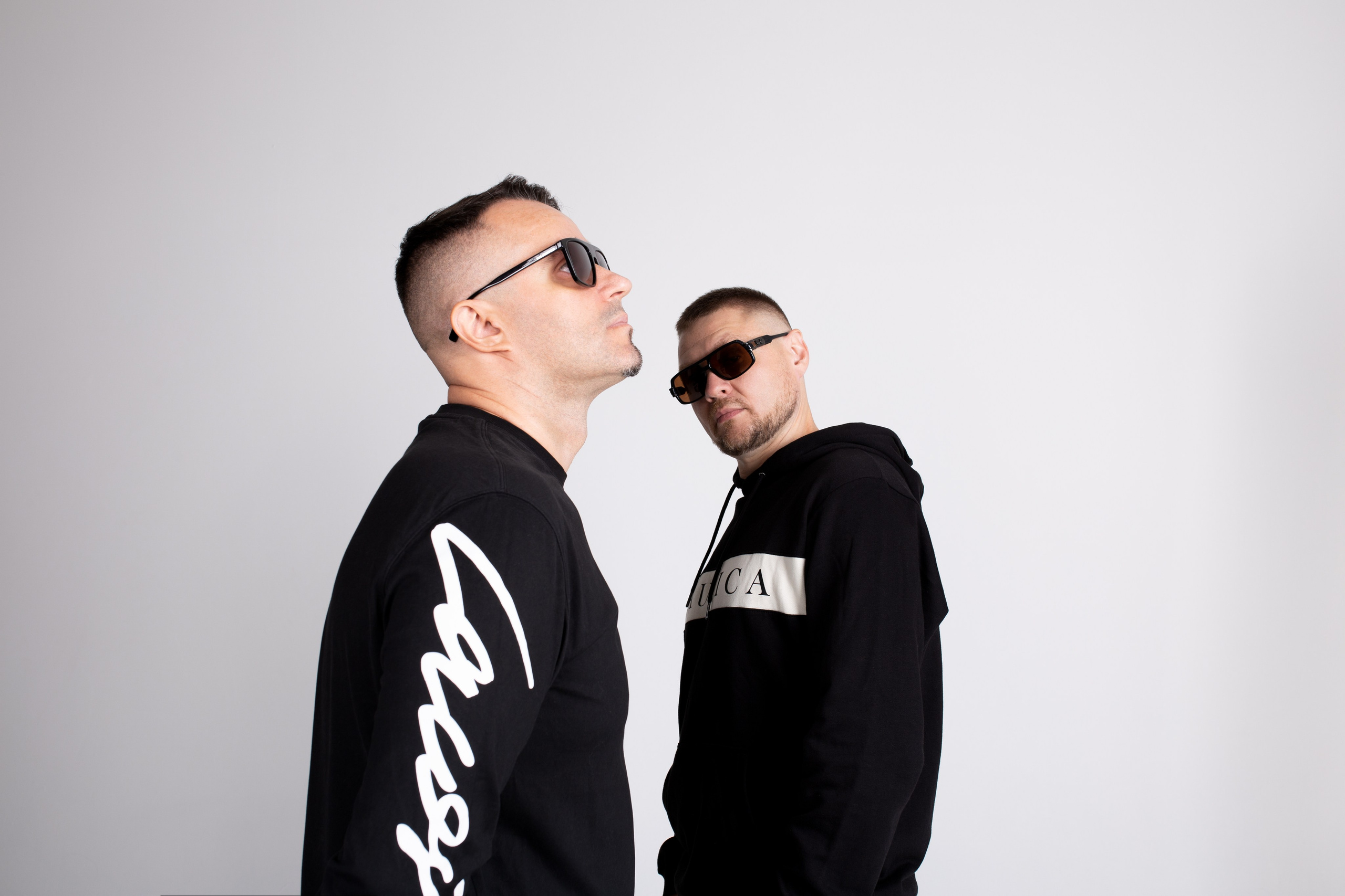 Двое мужчин в очках портрет.