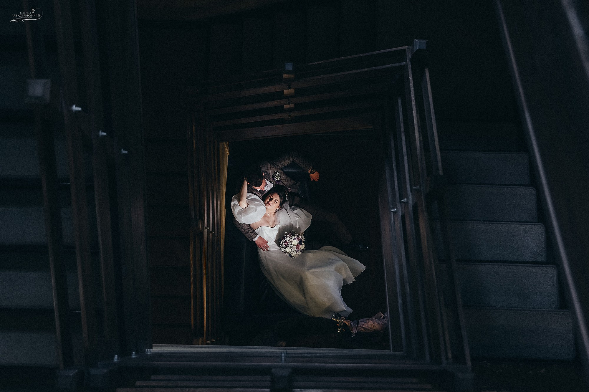 Фото молодоженов на лестнице в поцелуе