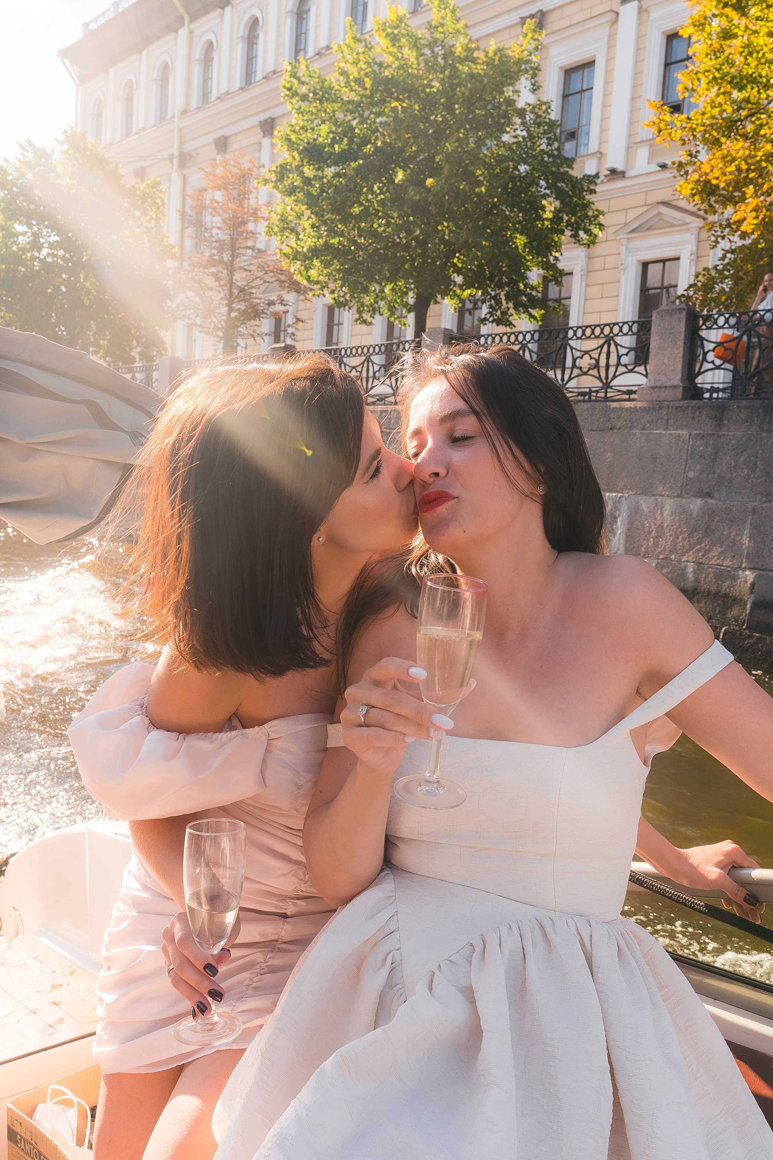 Фотосъемка девичника, встреча девушек, веселые женские портреты