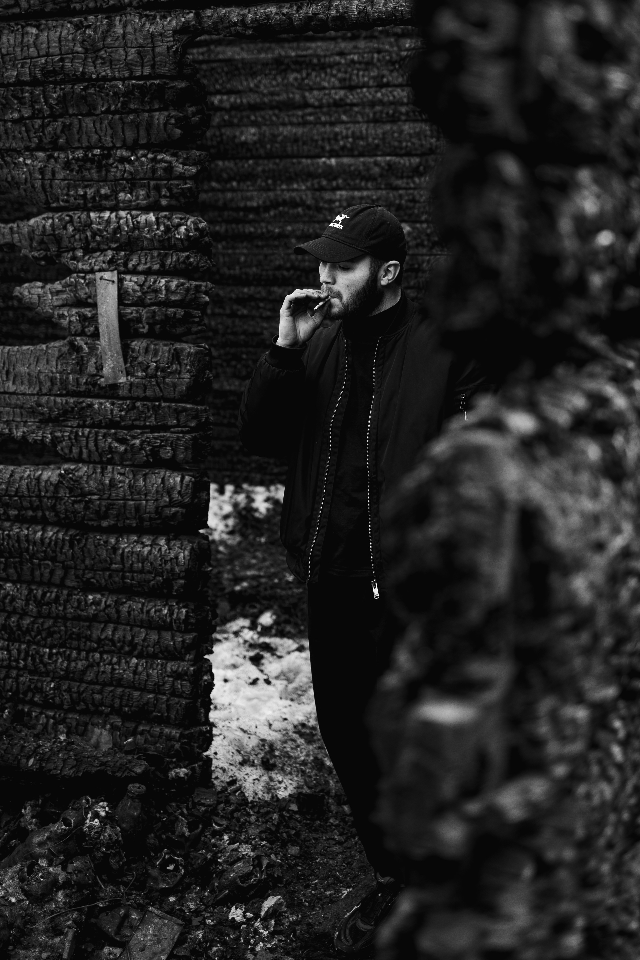 Илья за 1 час до сноса дома, который сгорел у нас в 2023. Семейный фотограф Надежда Каримова | Иркутск Байкал Аршан