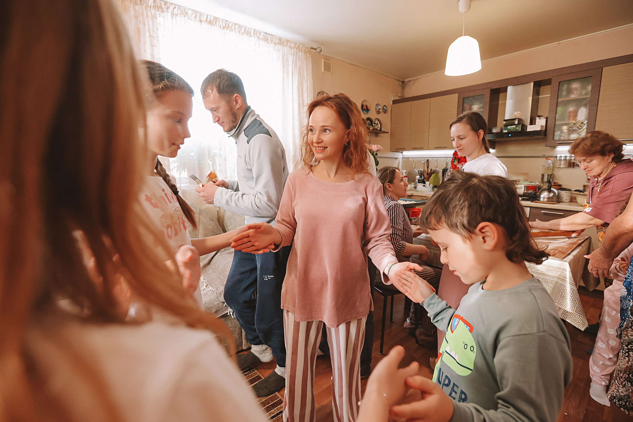 Большая семья репортаж. Семейный фотограф Тюмень, фотограф на роды Салмина Мария