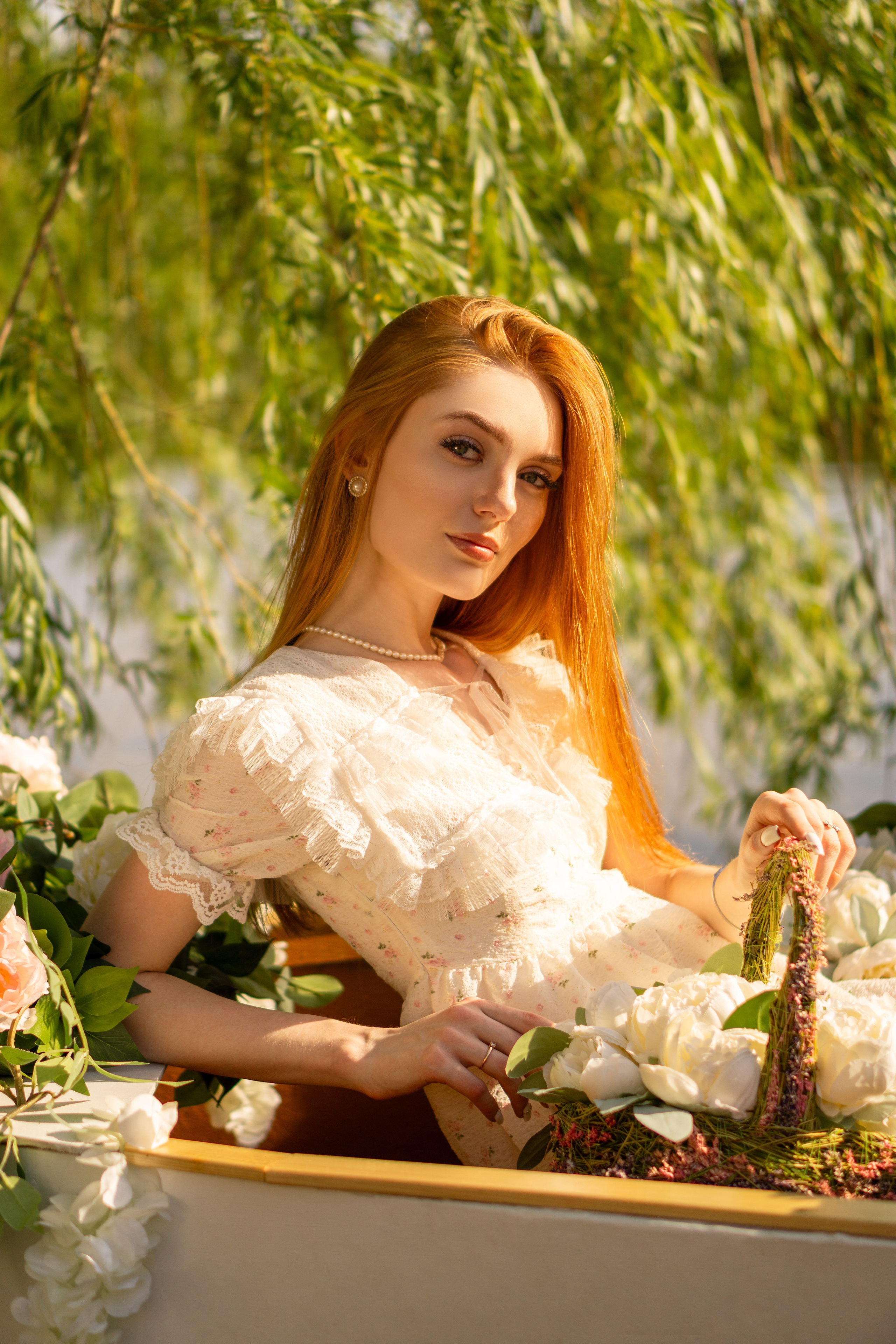 Фотосессия в лодке с цветами. Сафронова Елена Тольятти. Портретный и репортажный фотограф в Тольятти | Елена Сафронова