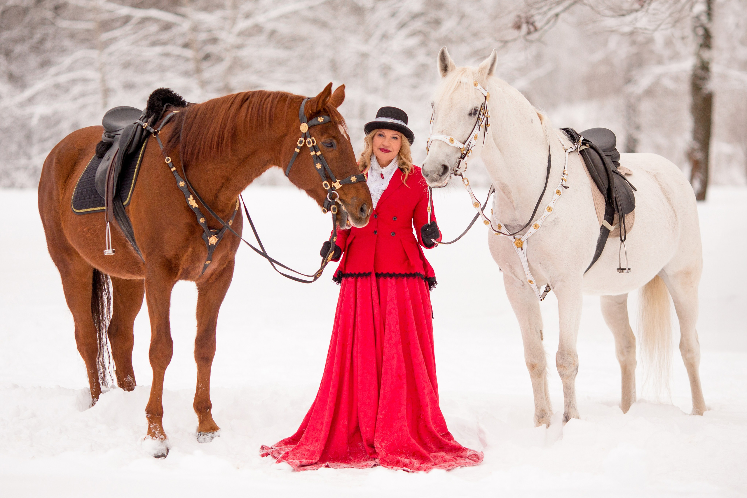 Зимняя фотосессия с двумя лошадьми 
