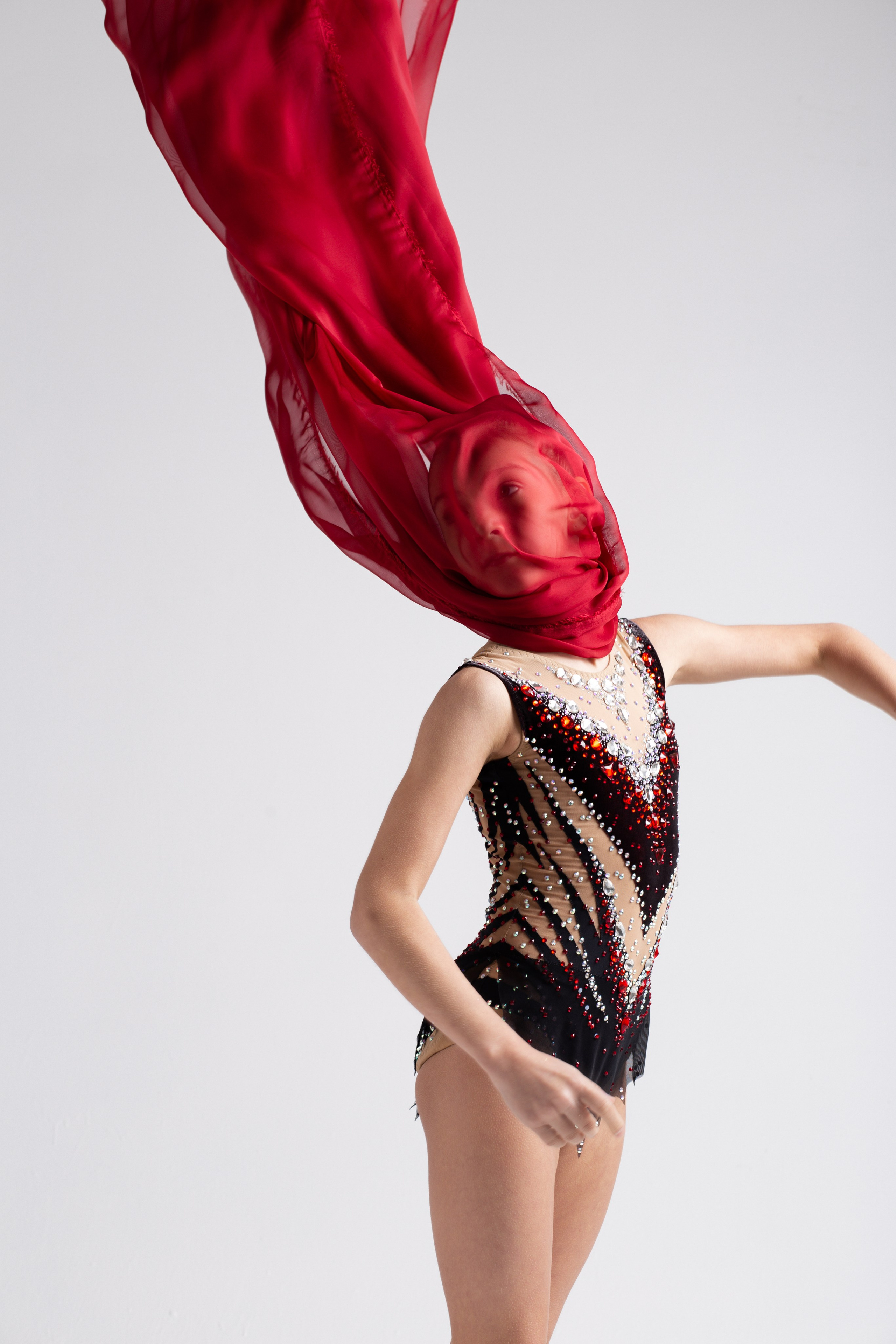 Красная ткань вокруг головы девочки.