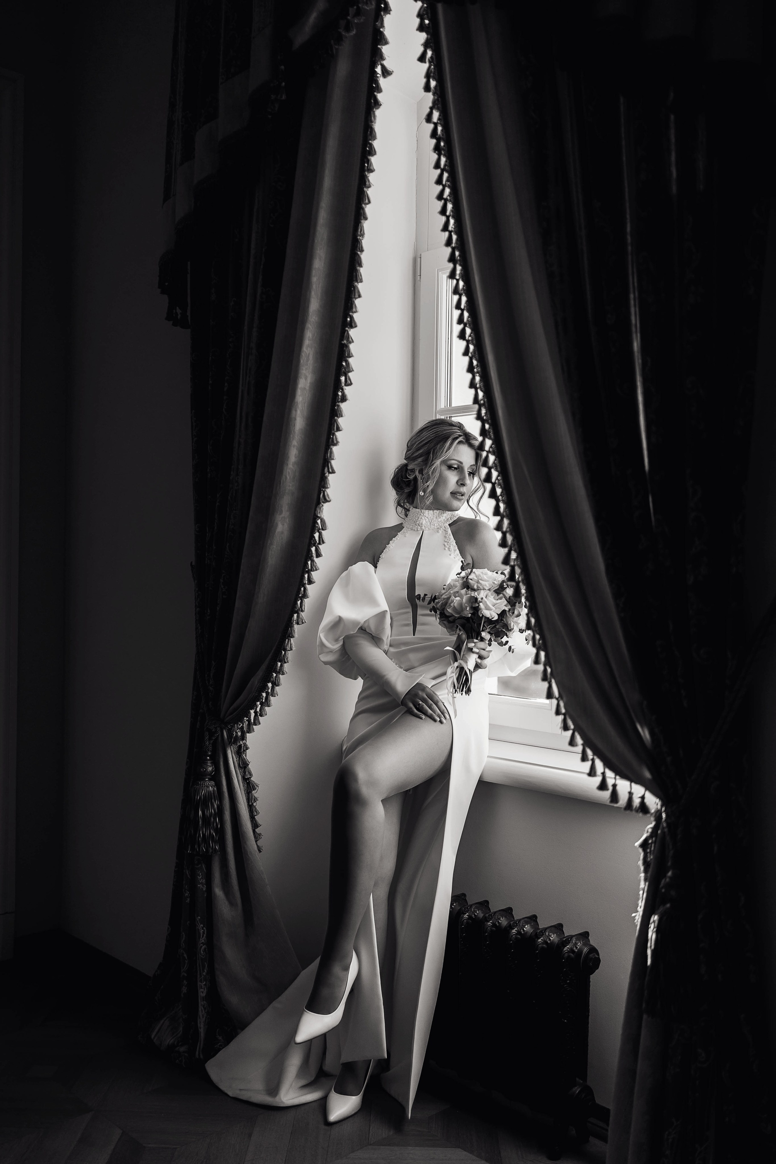 Невеста сидит на подоконнике в усадьбе в Воронеже